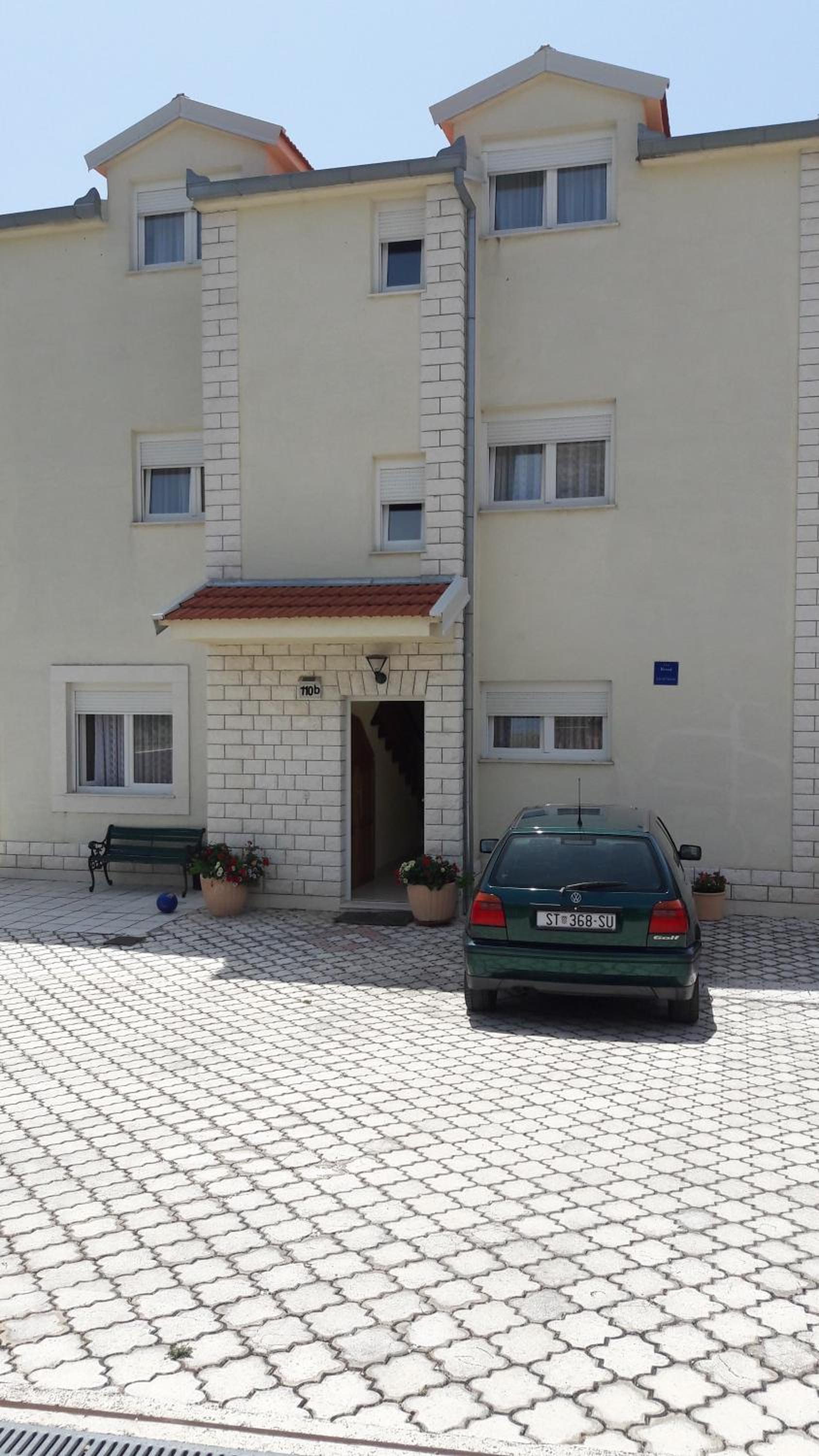 Apartment with Balcony - Photo 13