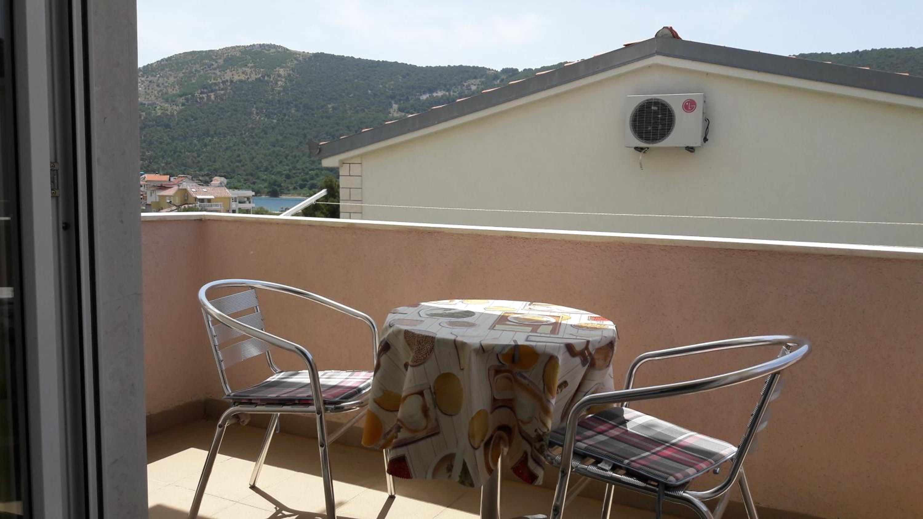 Apartment with Balcony - Photo 15