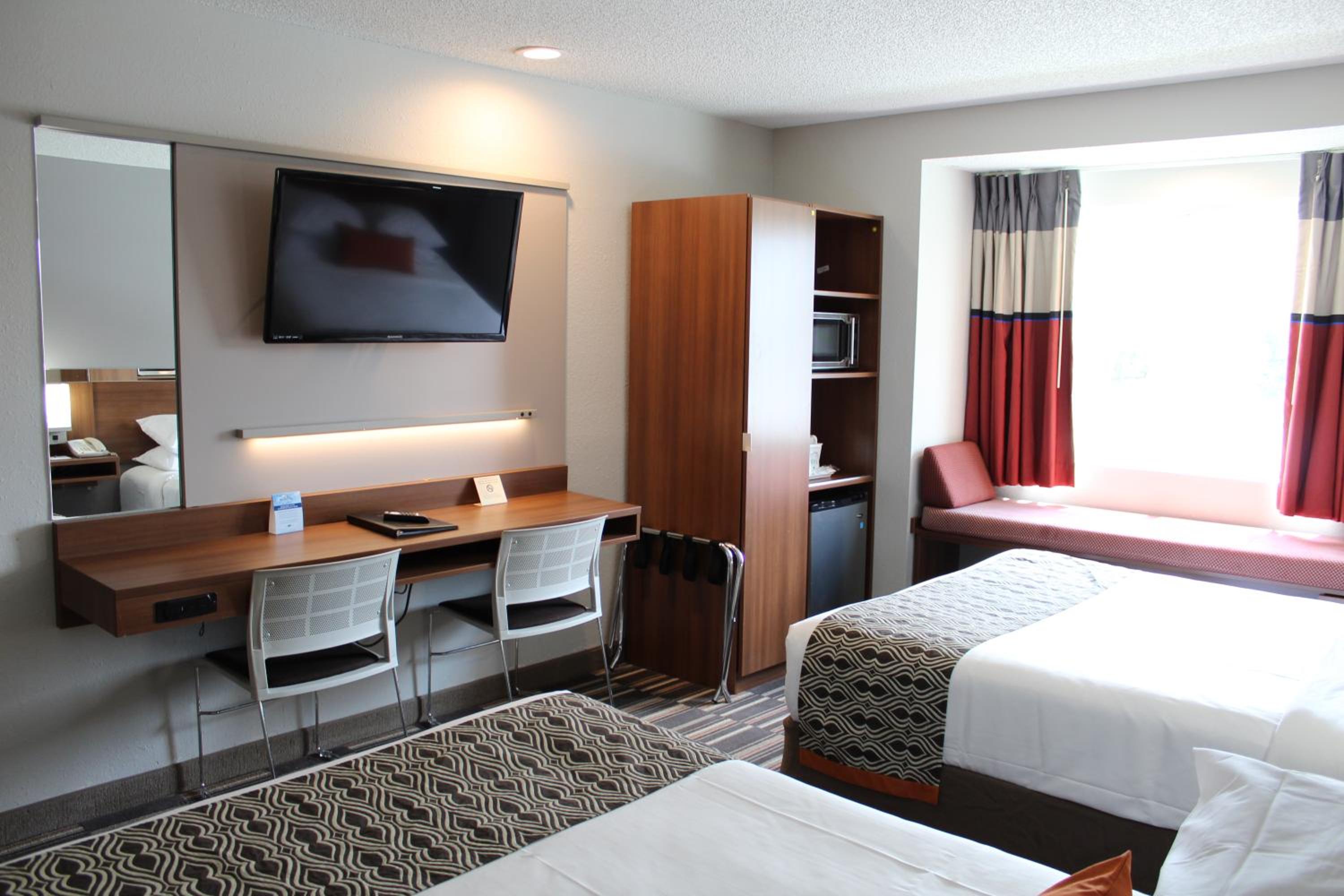 Queen Room with Two Queen Beds - Non-Smoking - Photo 2