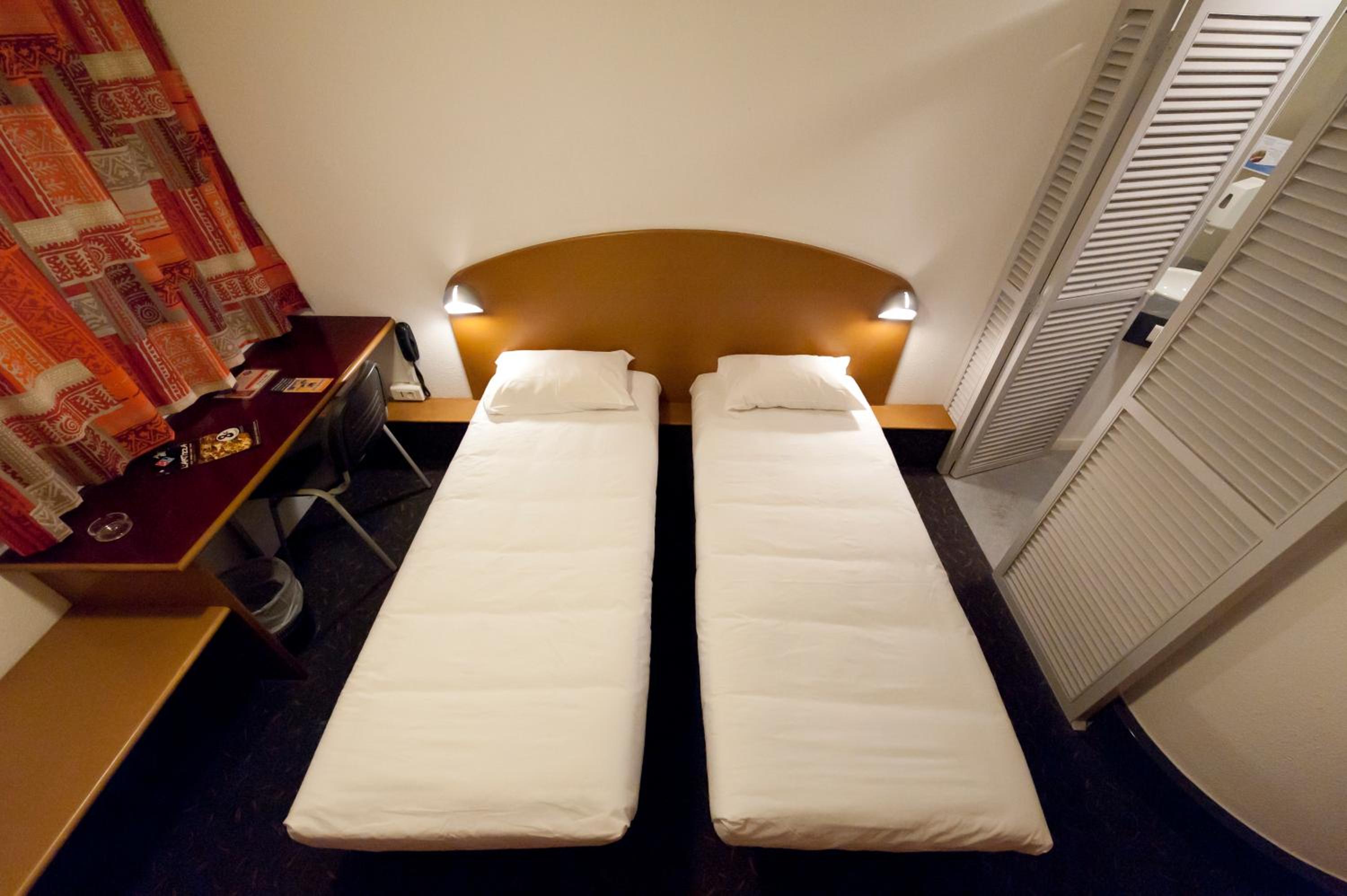 Twin Room - Photo 8
