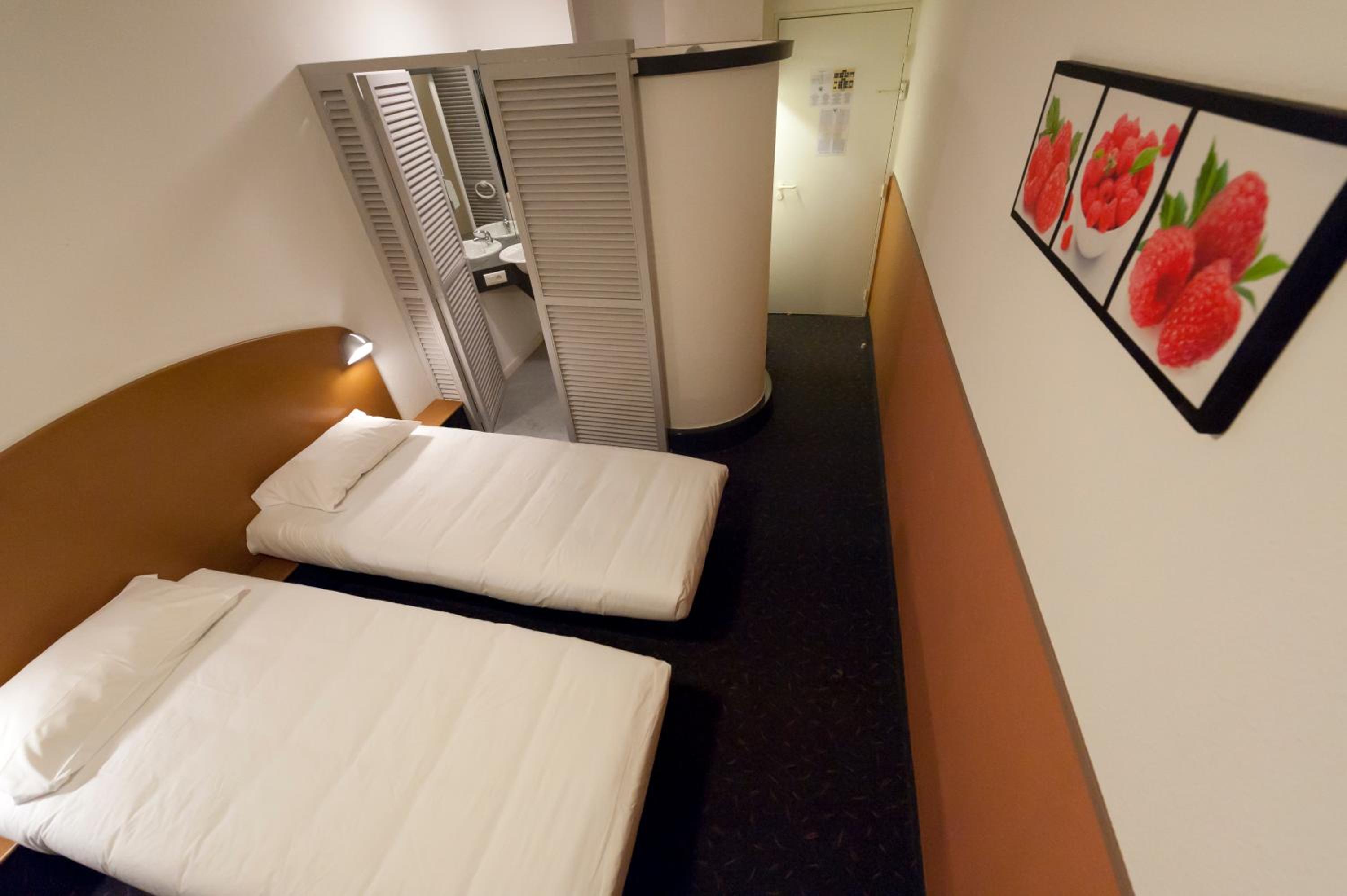 Twin Room - Photo 2