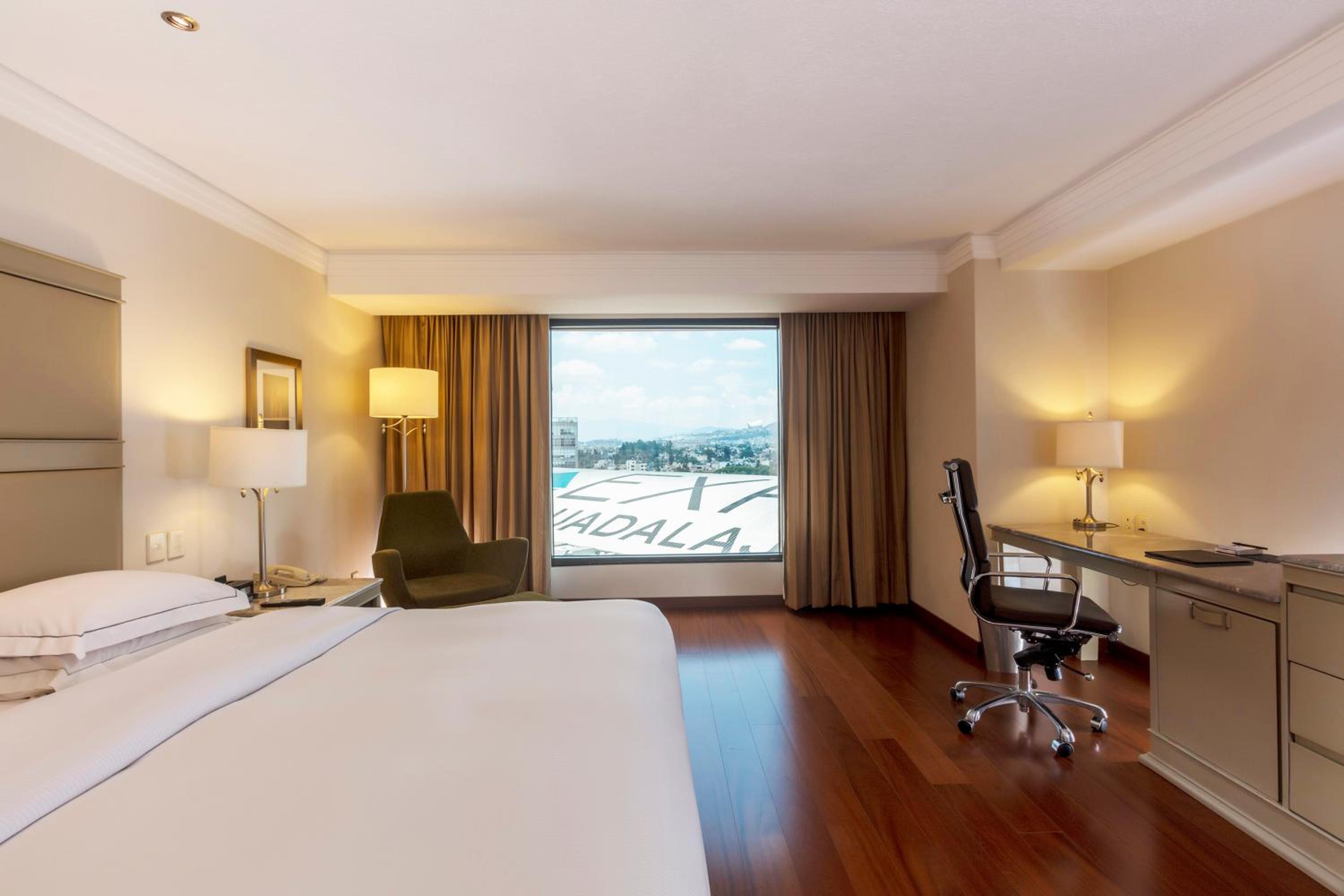 King Room With City View - Club Level