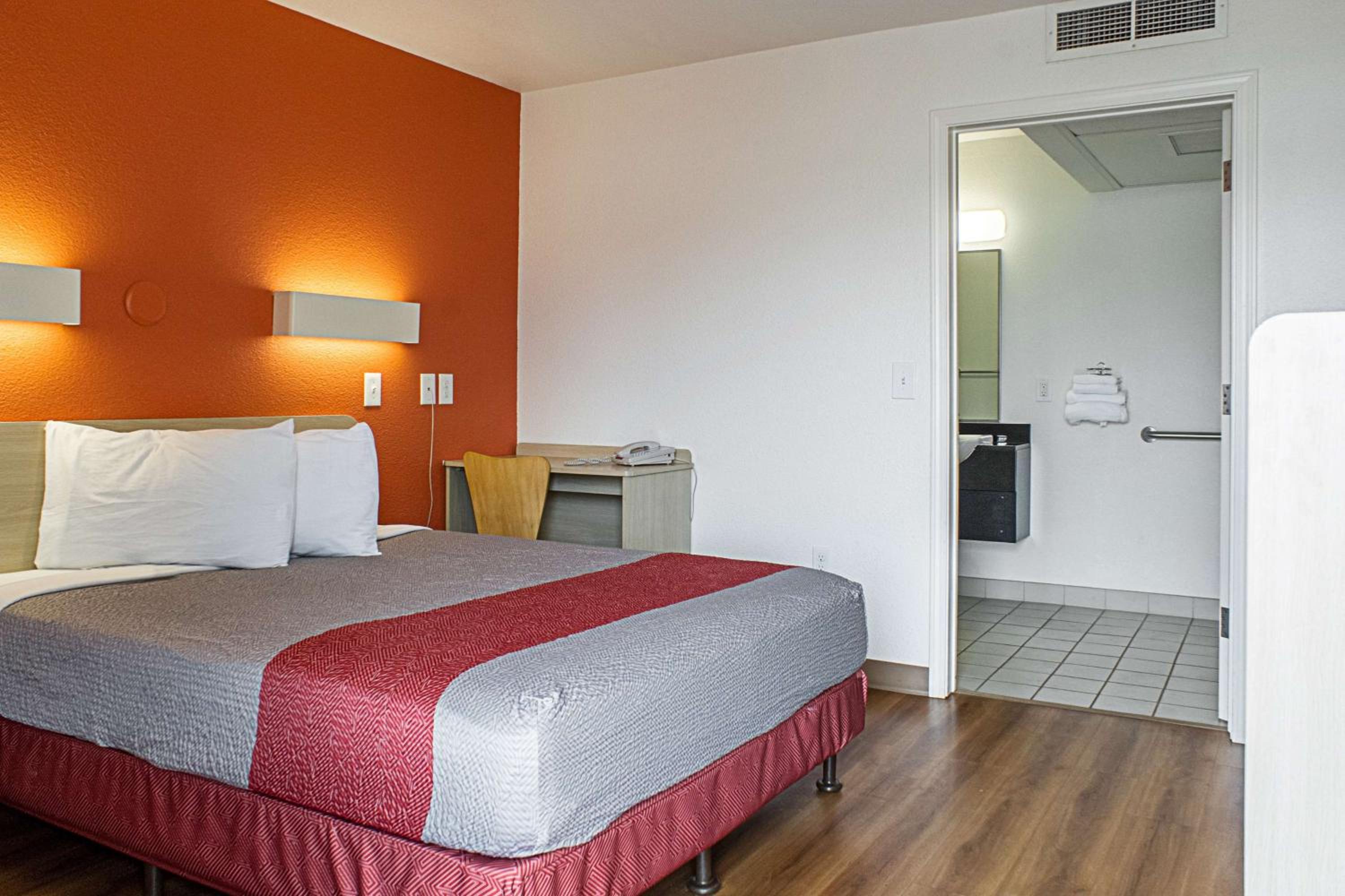 Queen Room - Disability Access photo 2