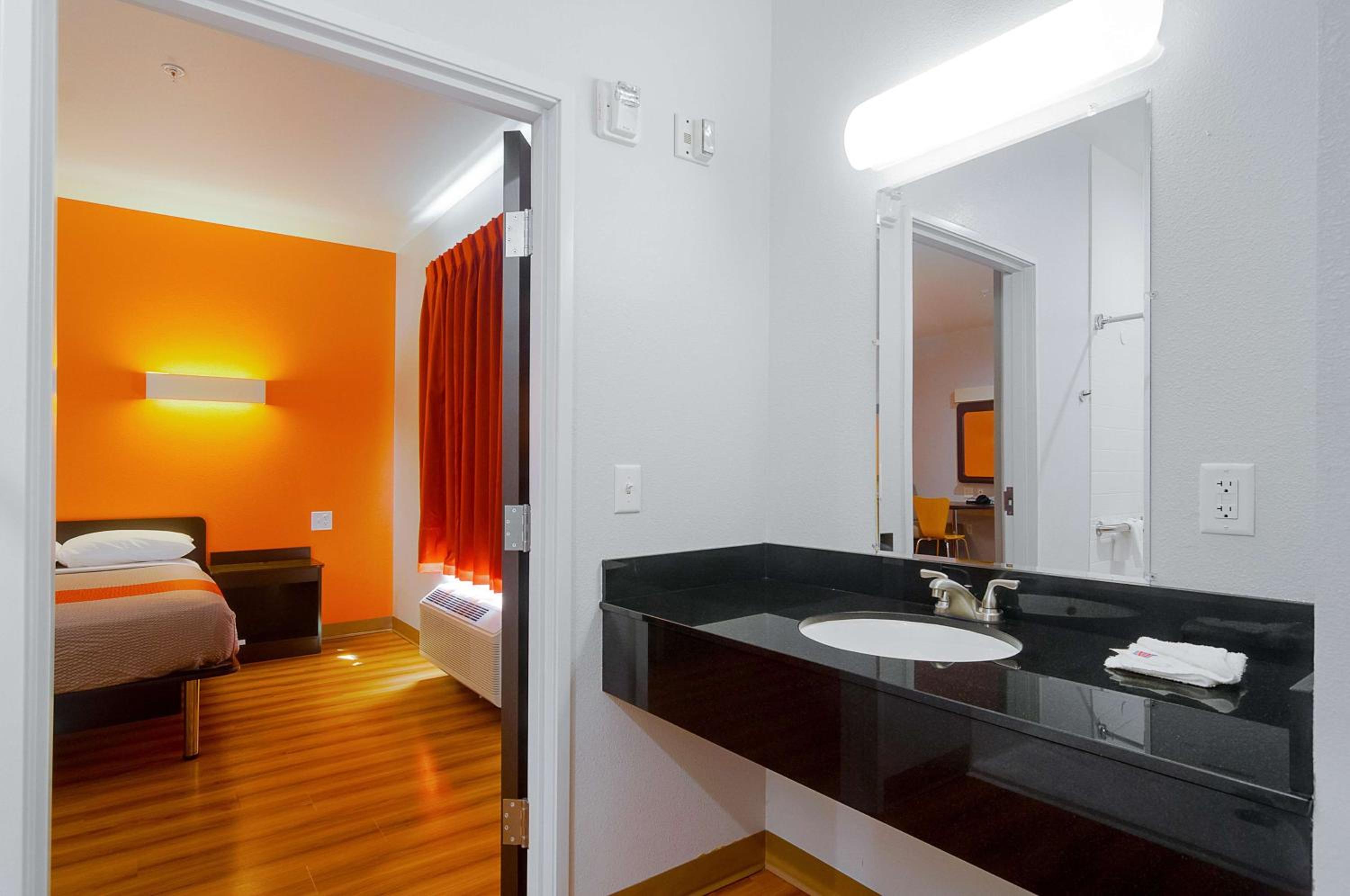 King Room - Non-Smoking photo 3