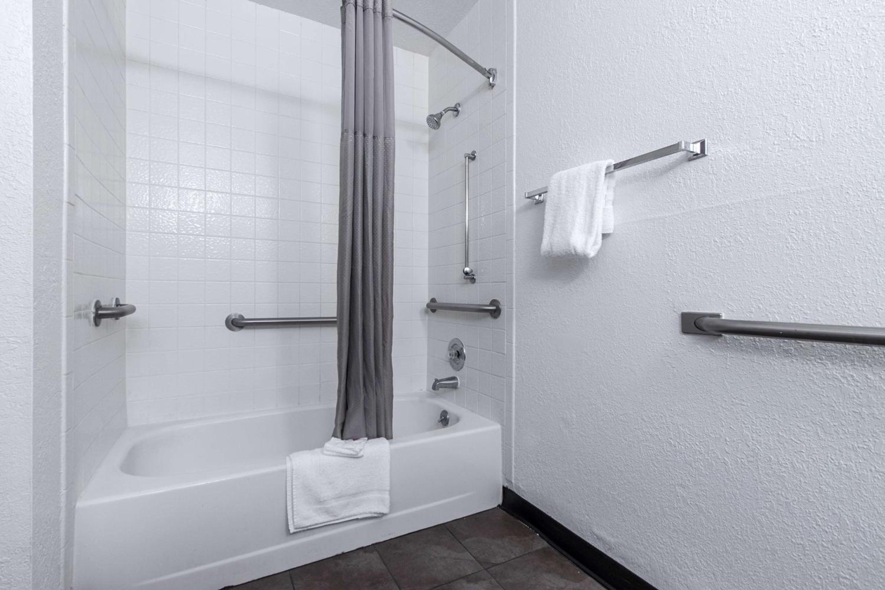 Queen Room - Disability Access - Roll in Shower photo 3