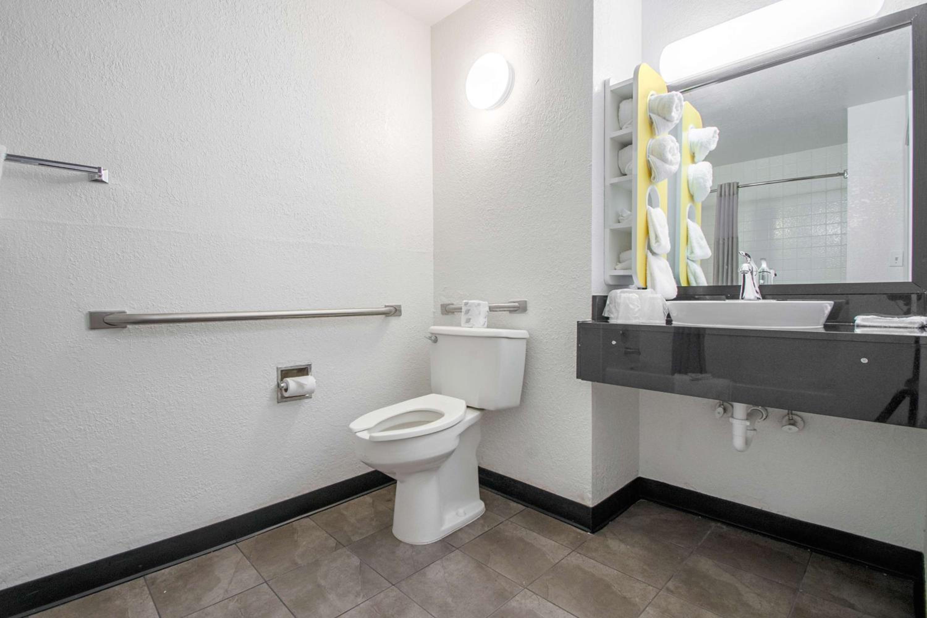 Queen Room - Disability Access - Roll in Shower photo 2