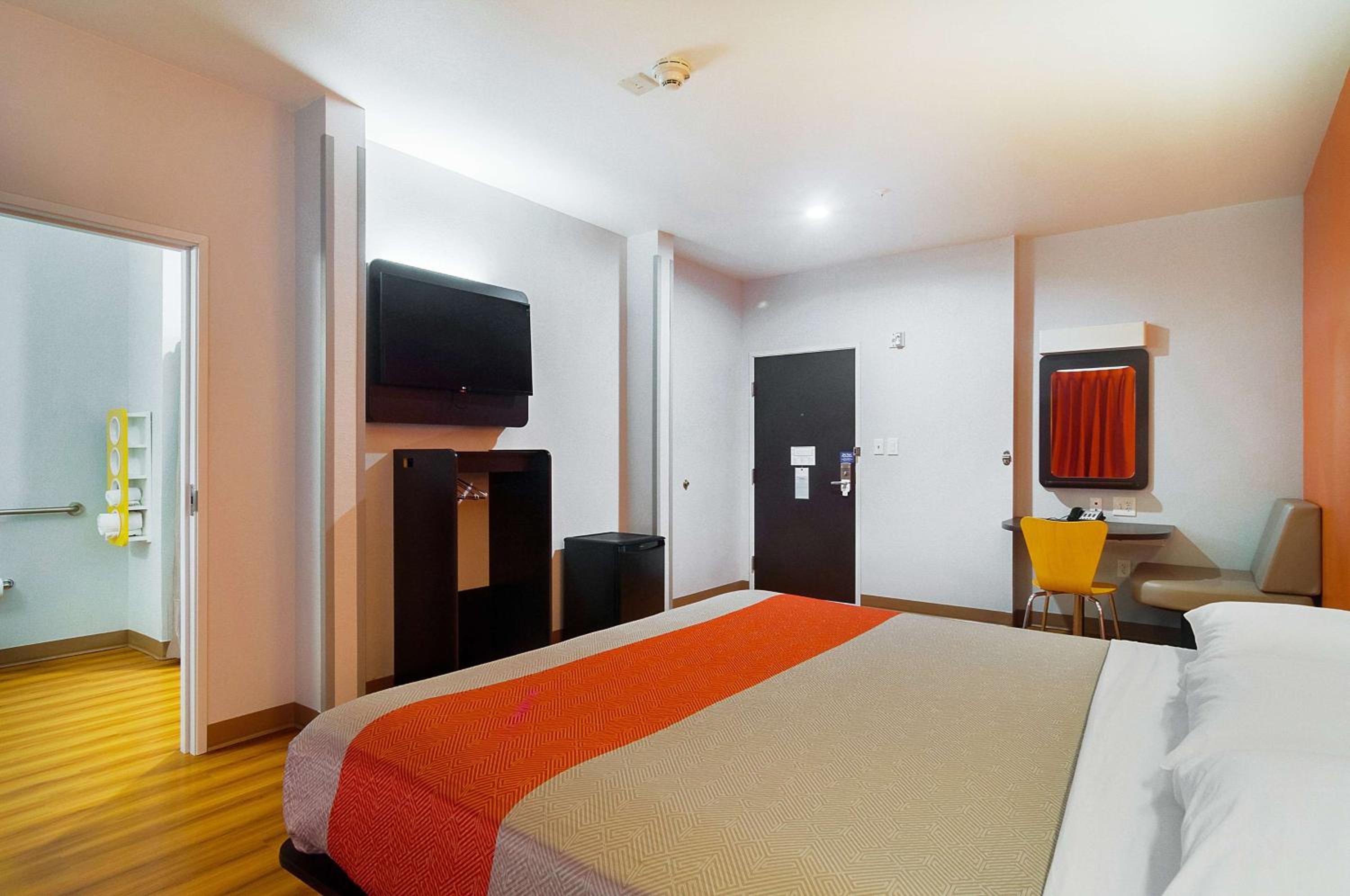 Deluxe King Room - Non-Smoking photo 2
