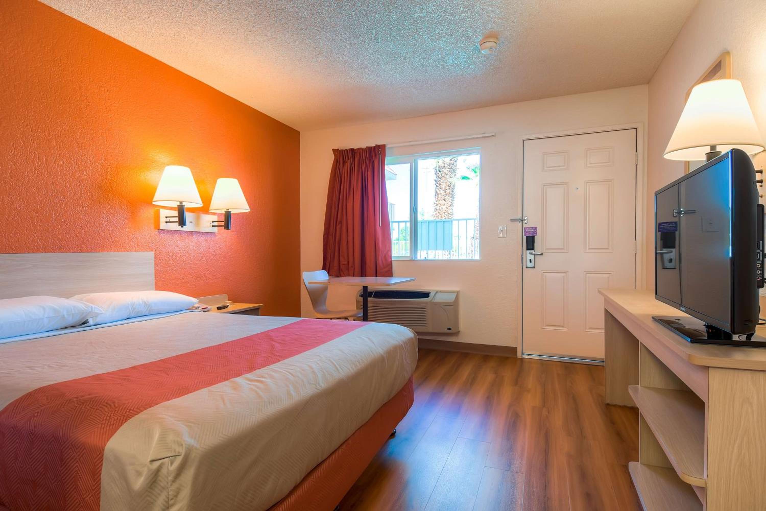 1 Queen Bed |  Near Palm Springs International Airport photo 3