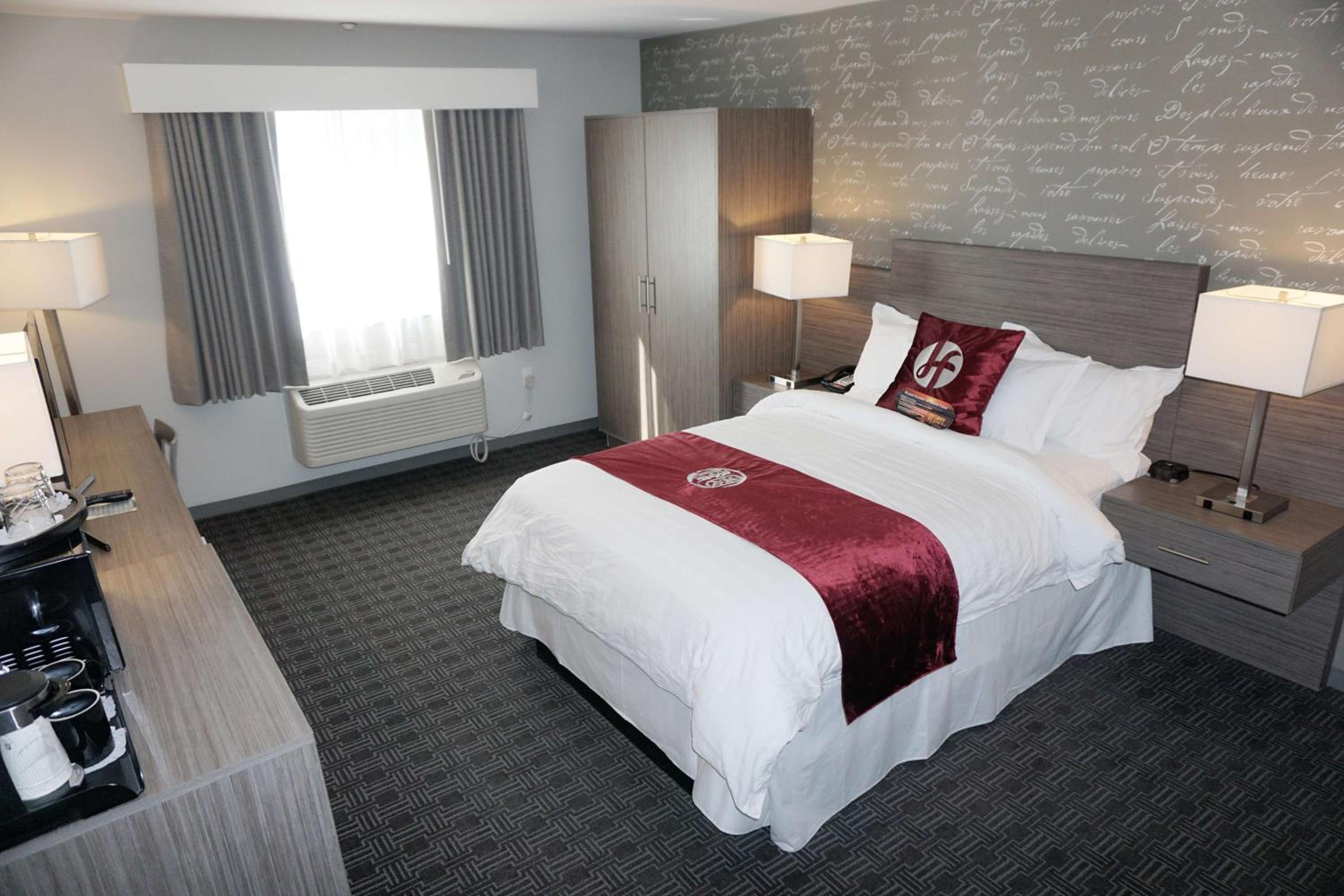 Queen Room with Roll-In Shower - Disability Access/Non-Smoking photo 1