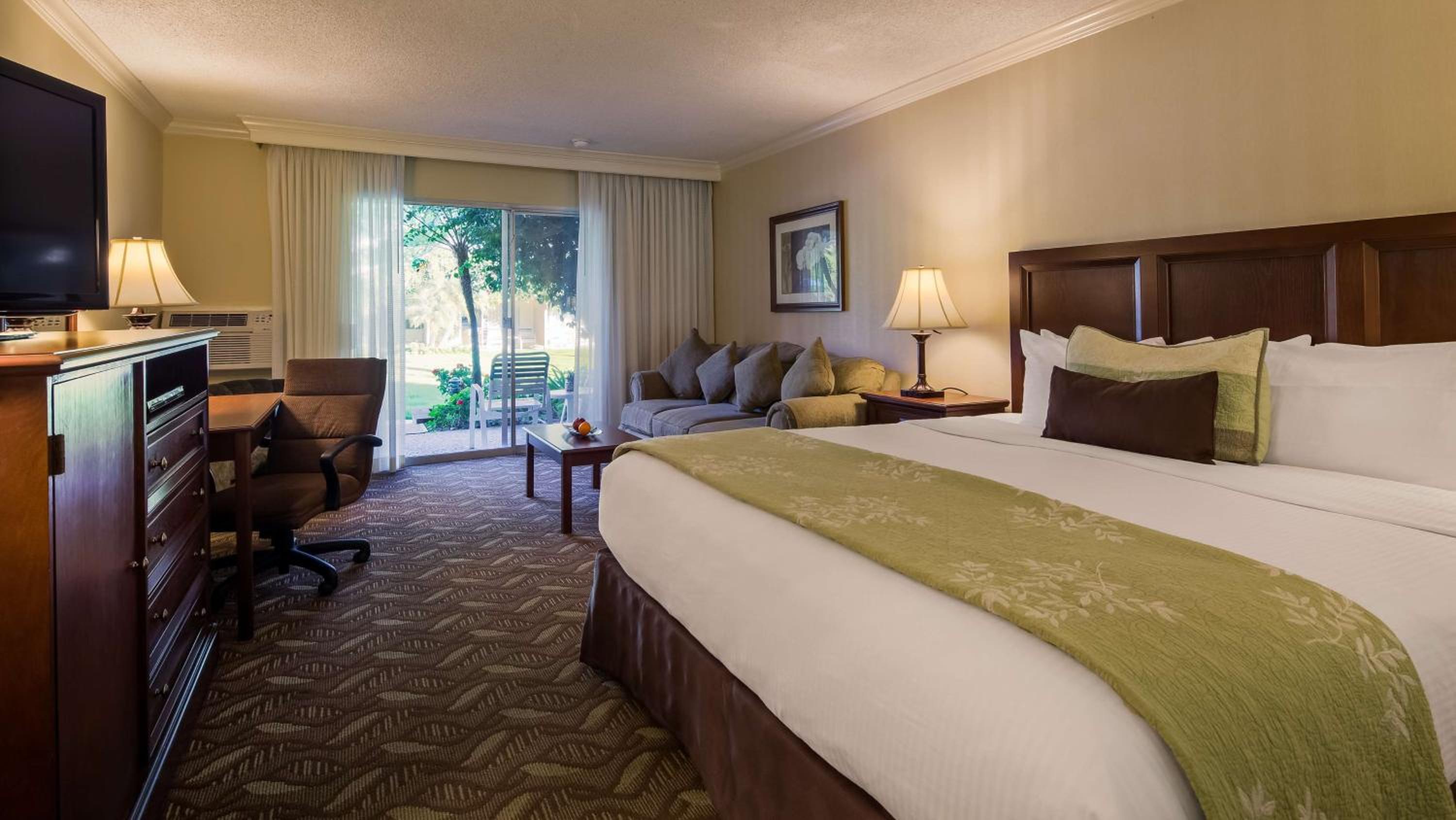 King Room With Sofa Bed And Courtyard View - Non-Smoking