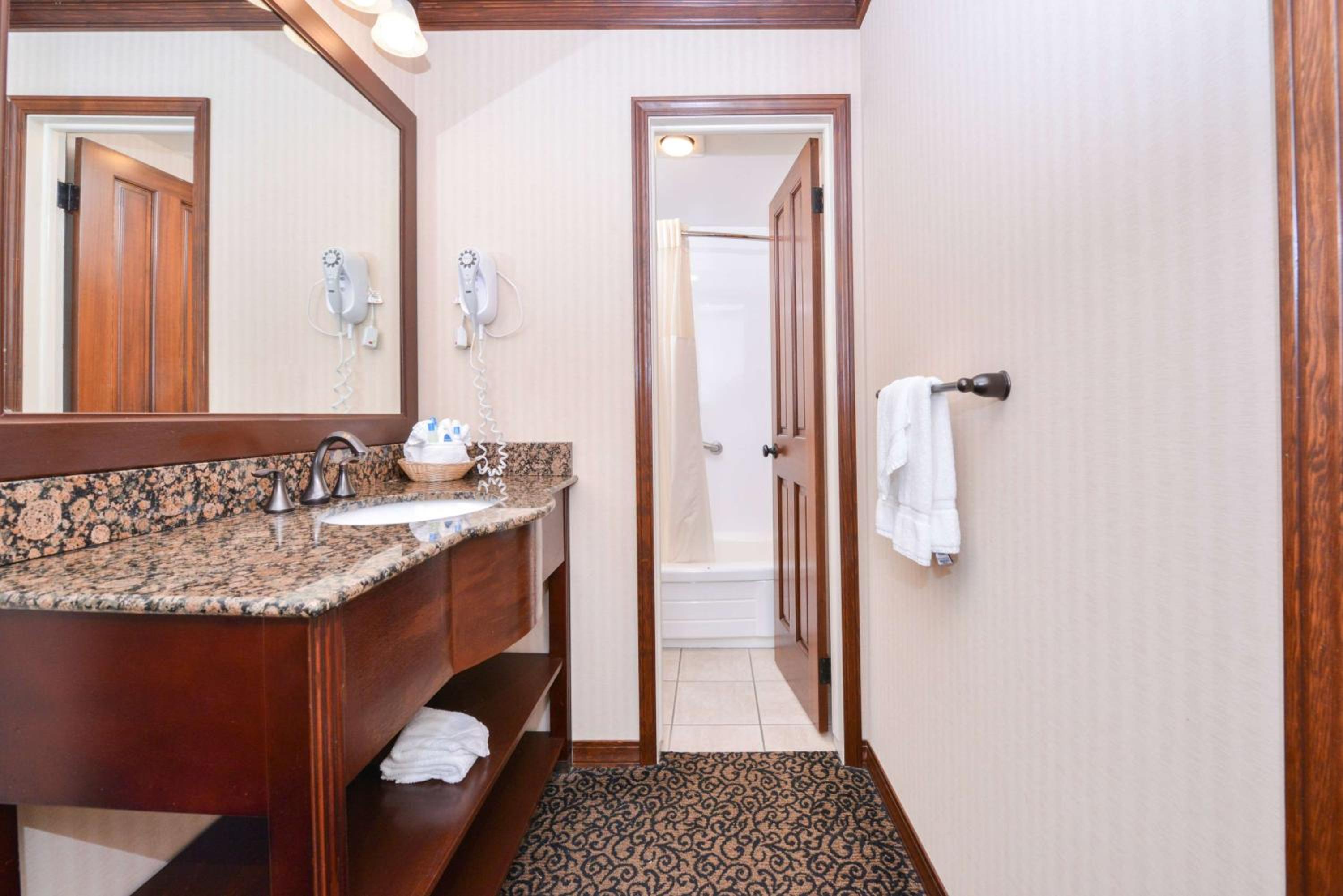 King Room With Whirlpool - Ground Floor - Non Smoking photo 3