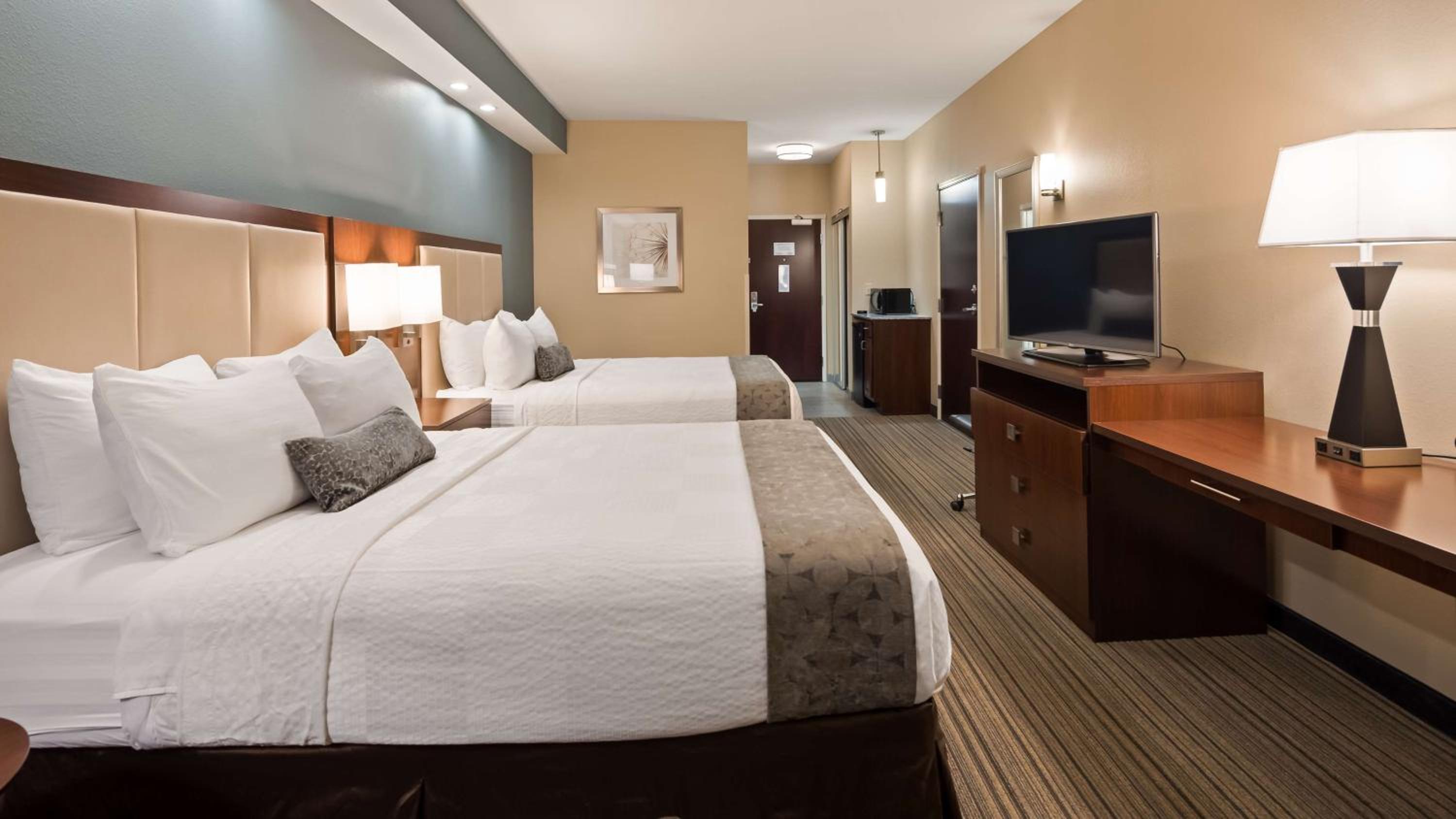 Queen Room with Two Queen Beds - Non-Smoking photo 2