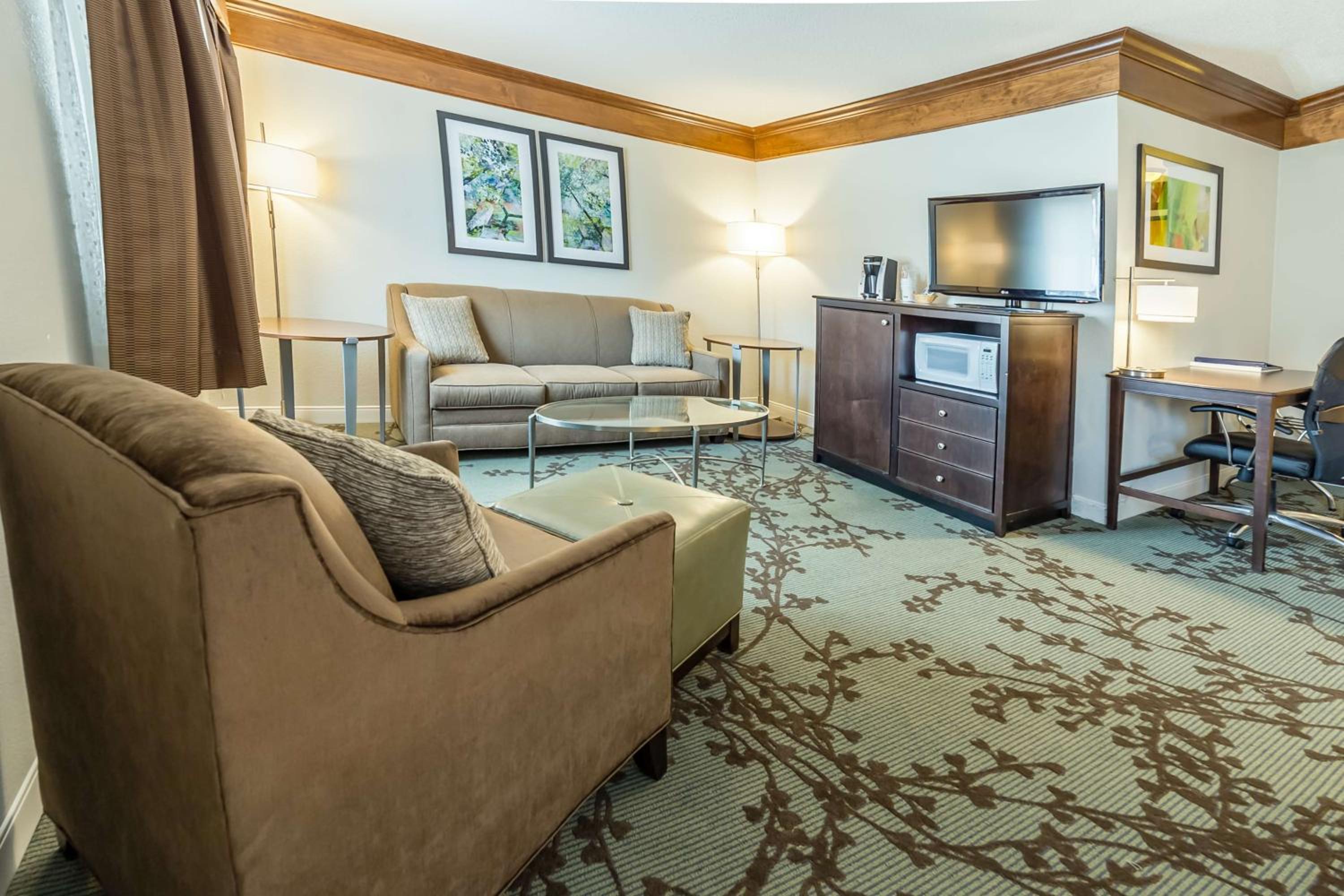 Junior Queen Suite photo 2