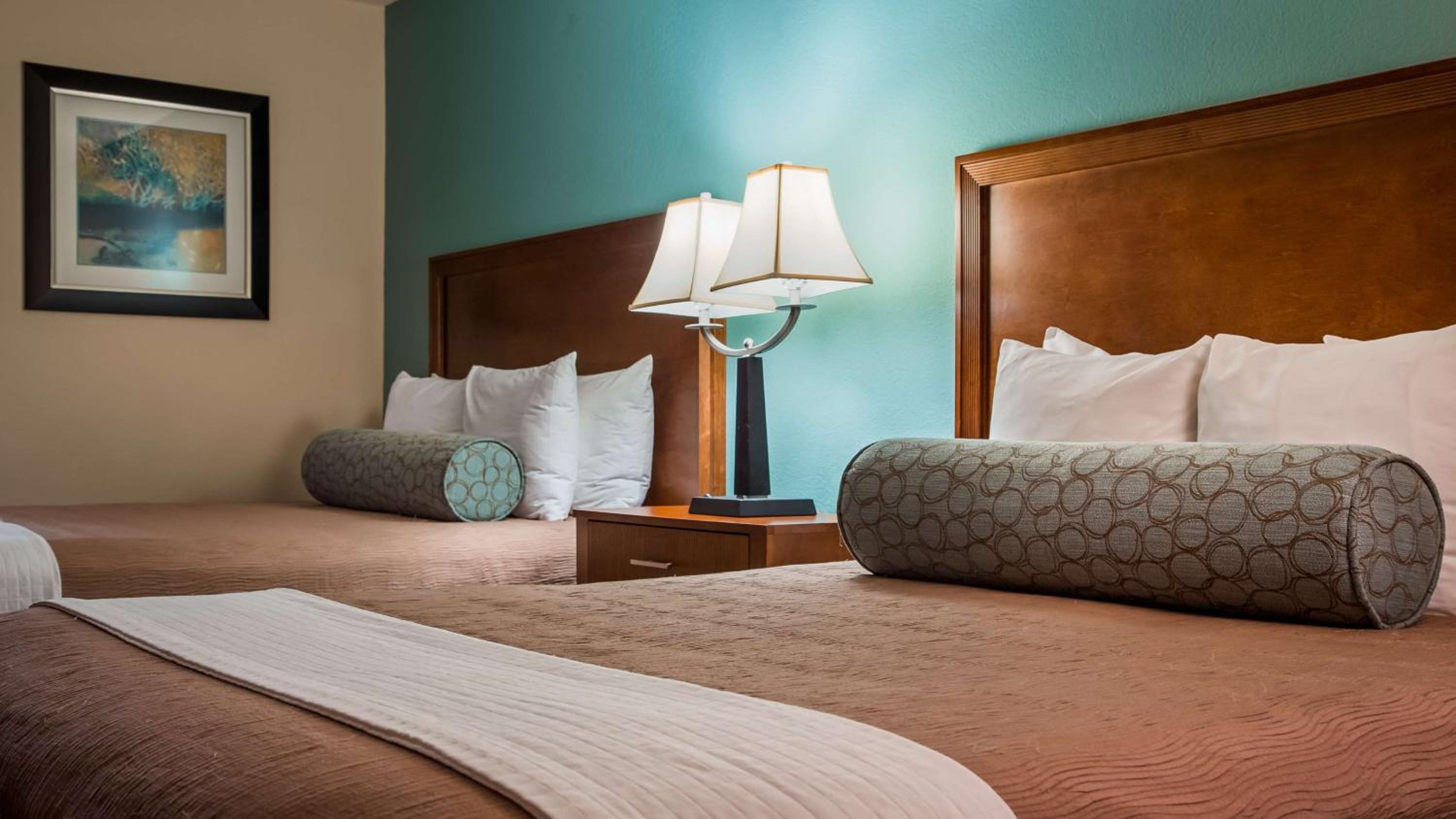 Queen Room with Two Queen Beds and Pool View - Non-Smoking - Photo 2
