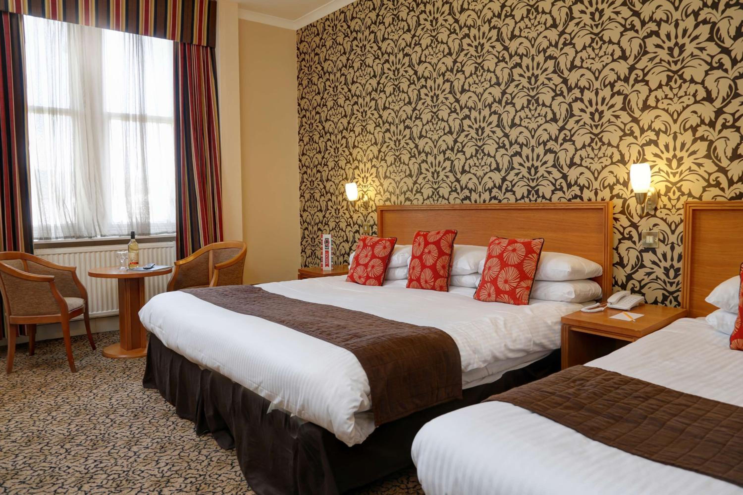 Family Room with Double and Single Beds - Non-Smoking