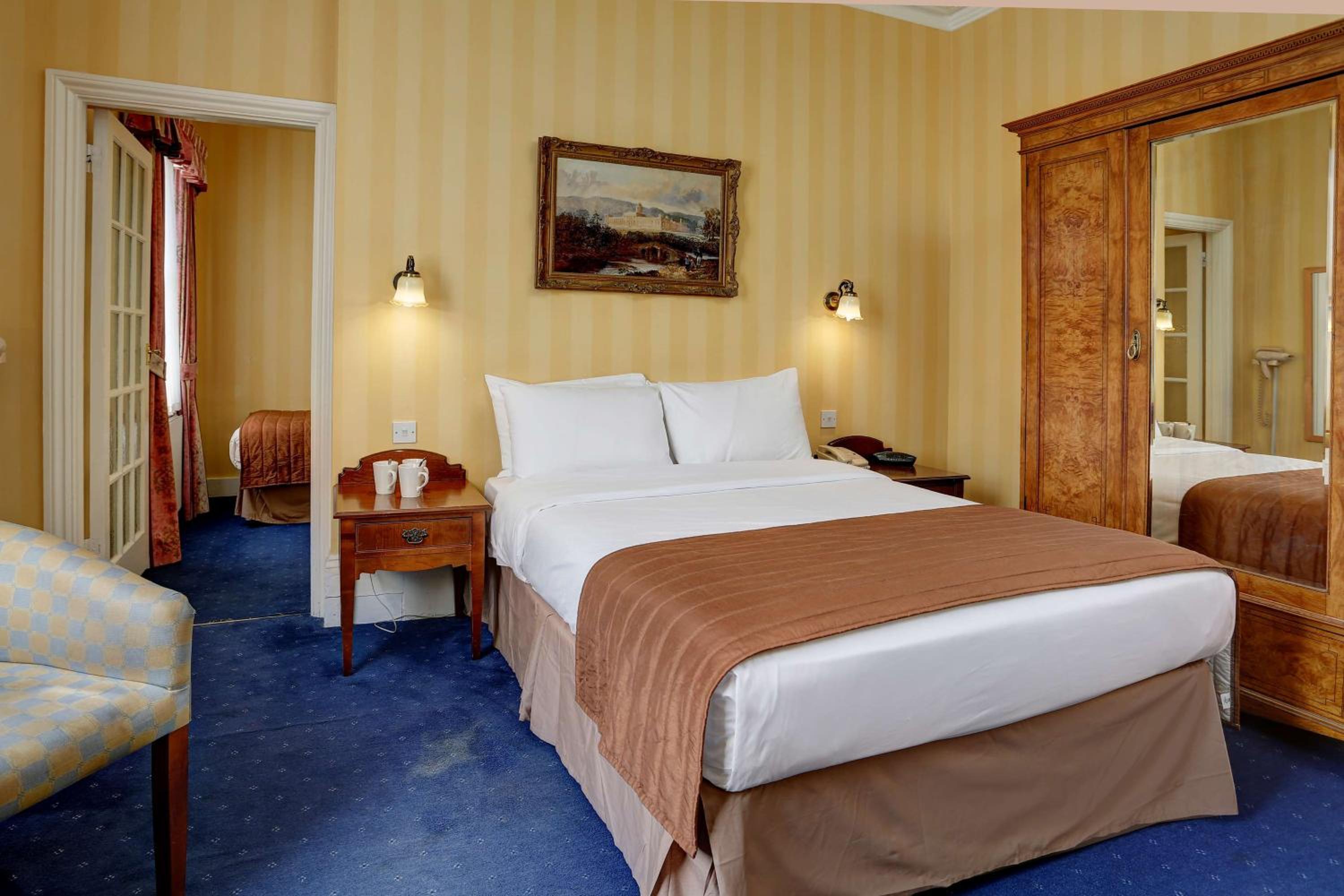 Family Room with Double and Single Beds - Non-Smoking photo 1