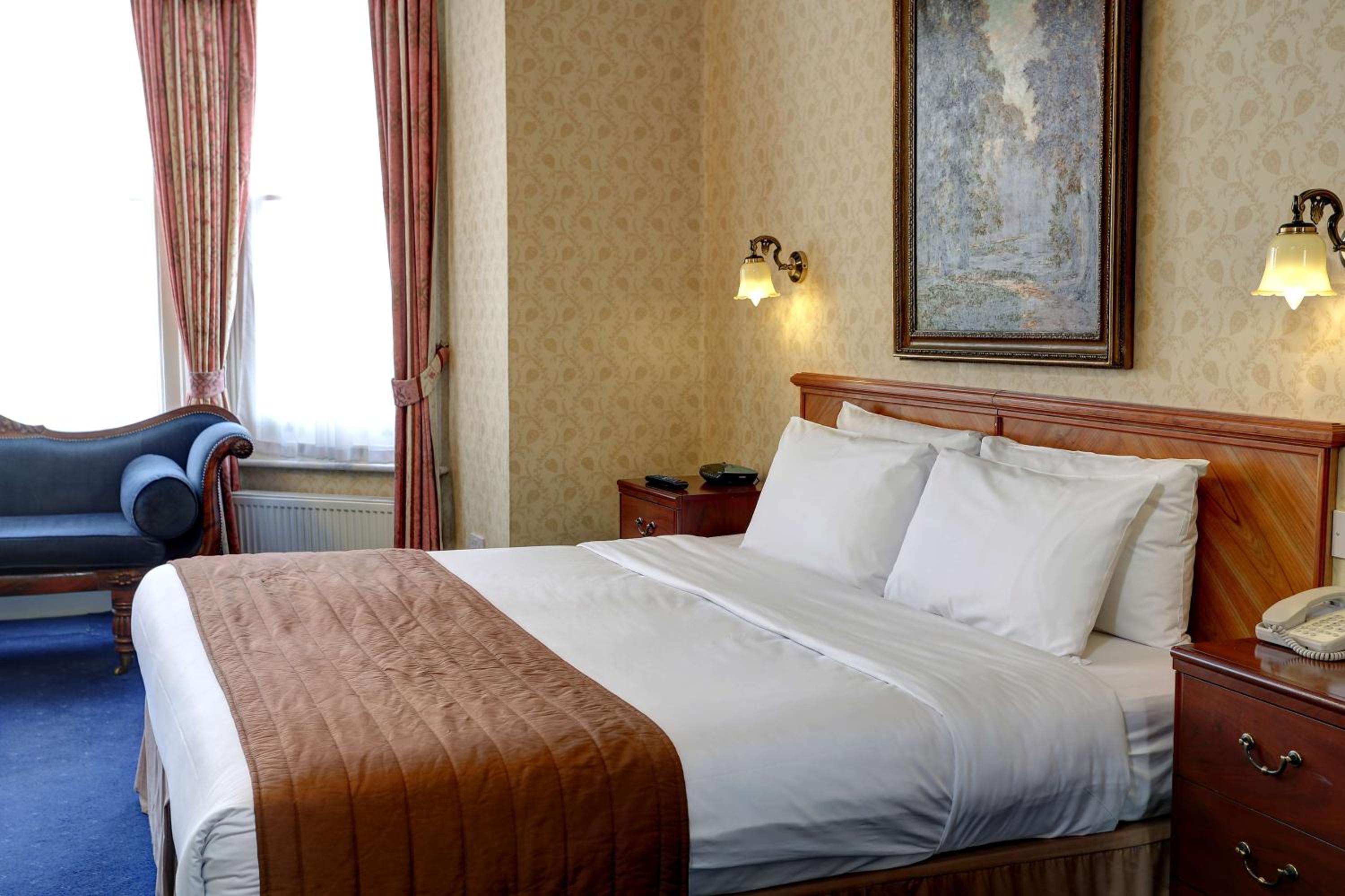 Family Room with One Double Bed and Two Single Beds - Non-Smoking photo 2