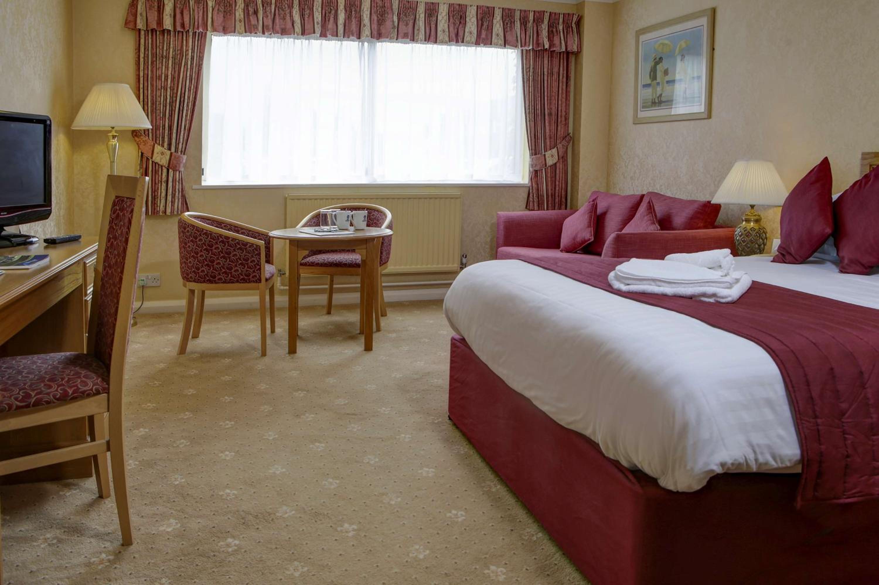 Superior Queen Room with Queen Bed - Non-Smoking - Photo 8