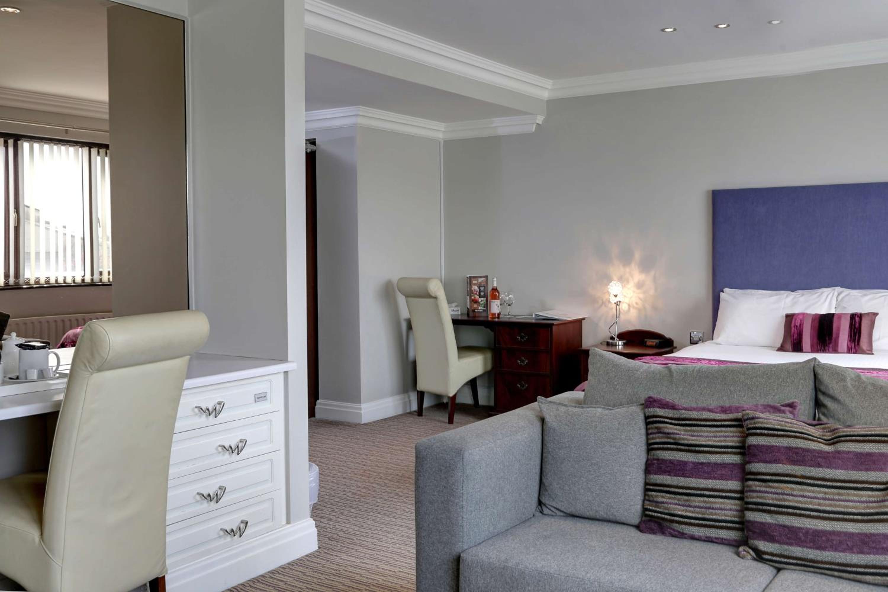 King Suite with Sofa Bed - Non-Smoking - Photo 4