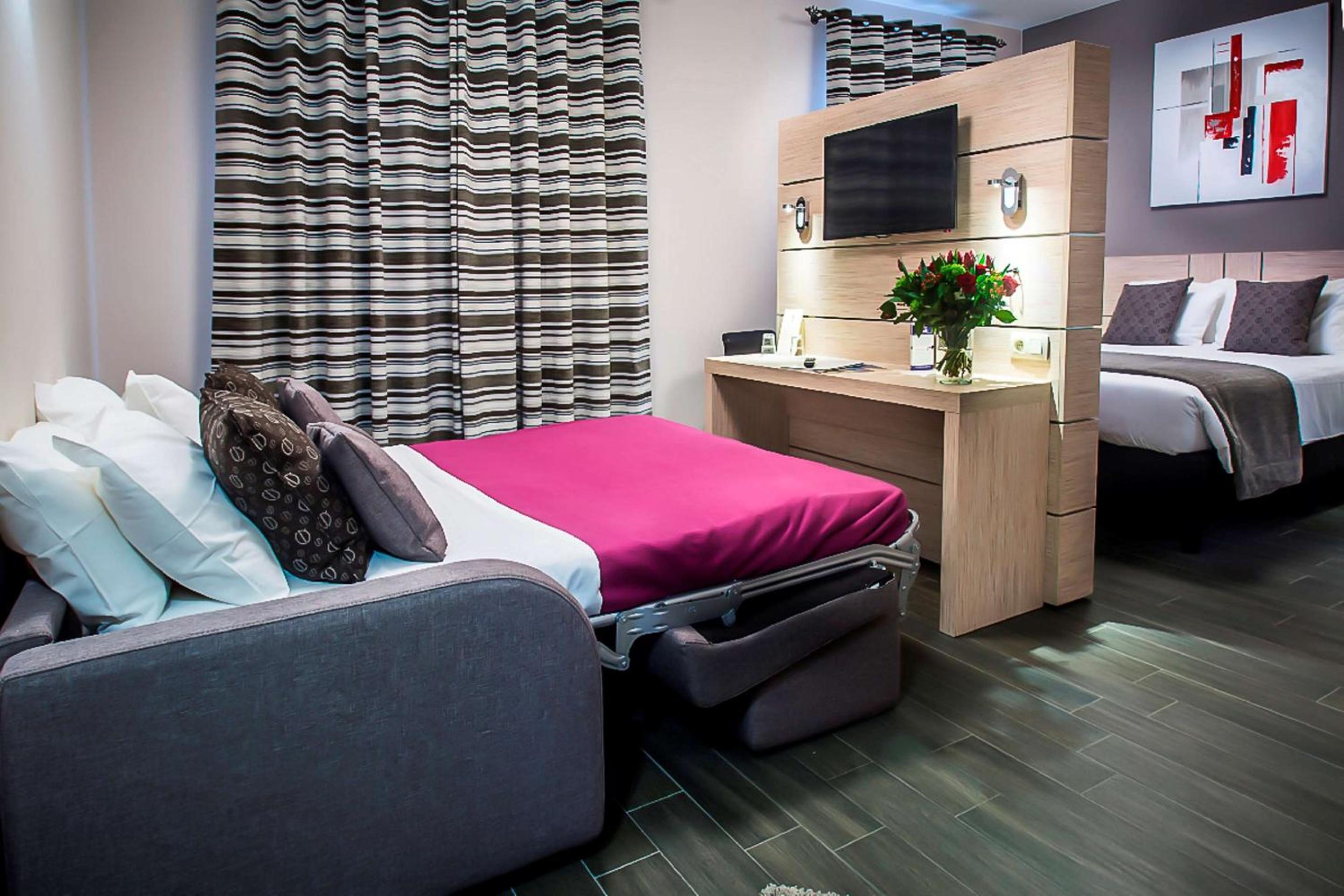 Superior King Room with Sofa Bed thumbnail 6