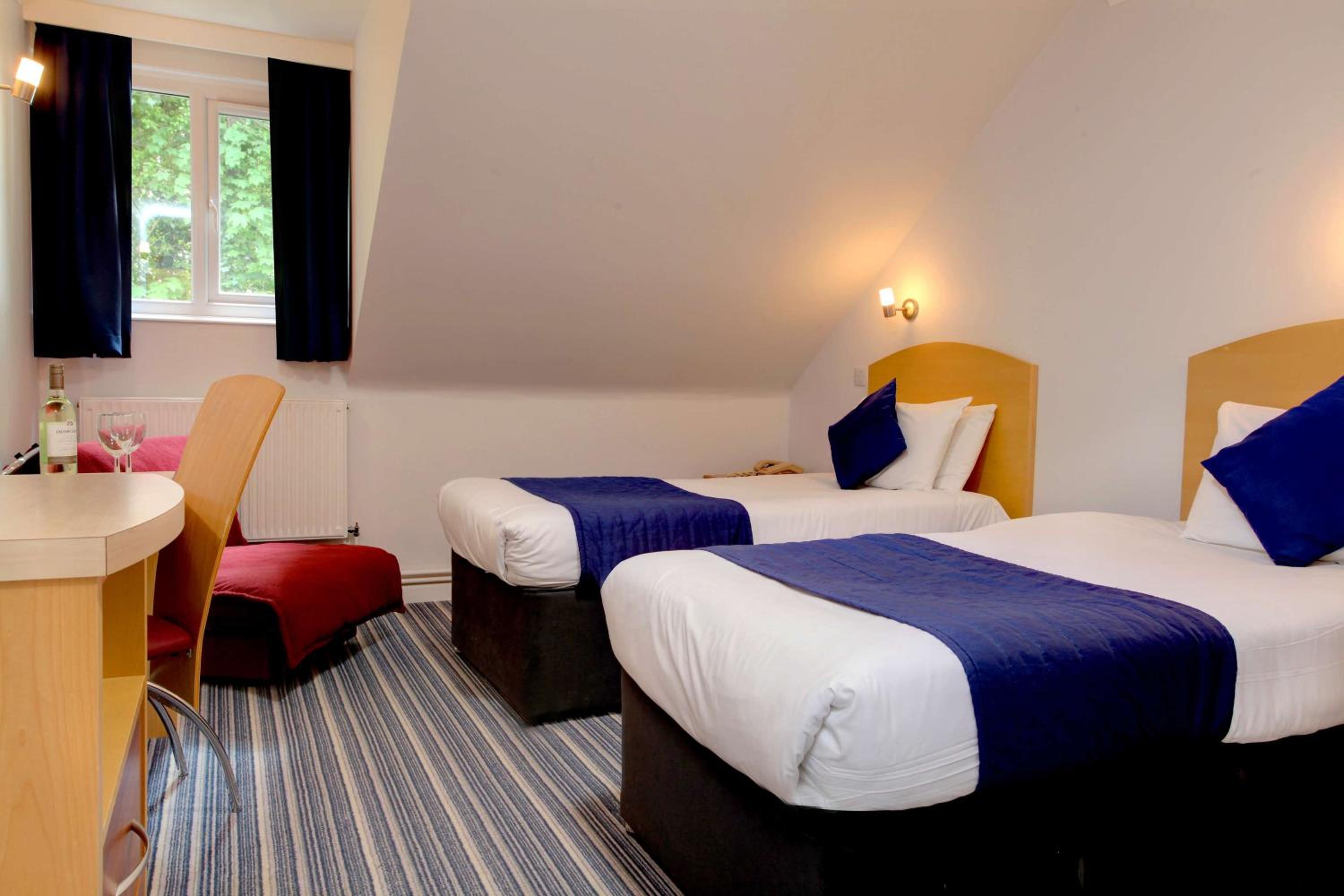 Standard Twin Room - Photo 2