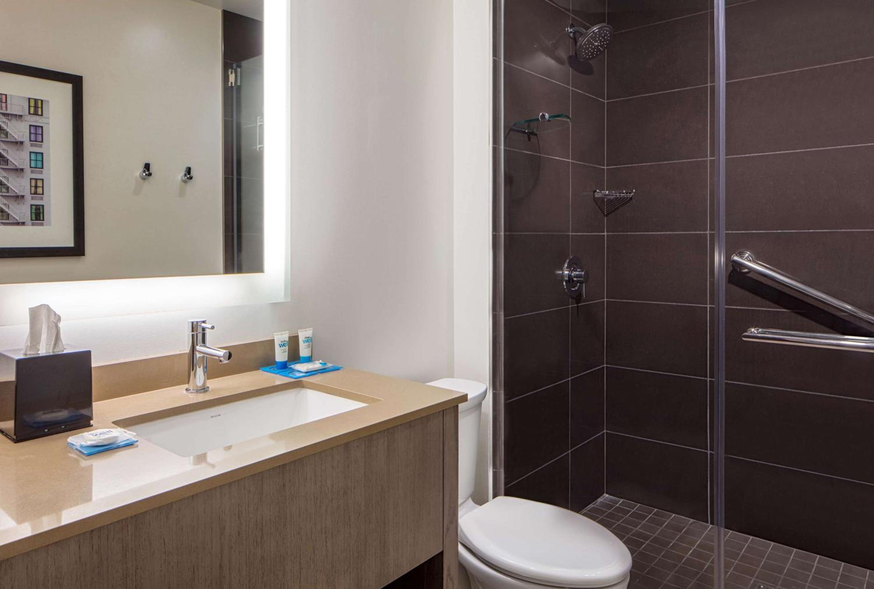 Queen Room with Two Queen Beds and Shower - High Floor photo 3