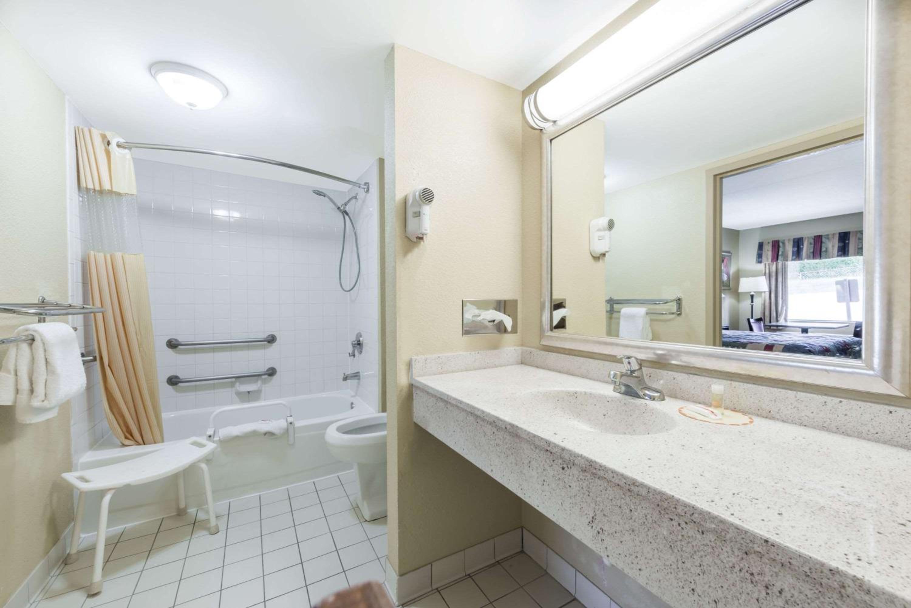 King Room with Roll-in Shower - Mobility Access/Non-Smoking - Photo 2