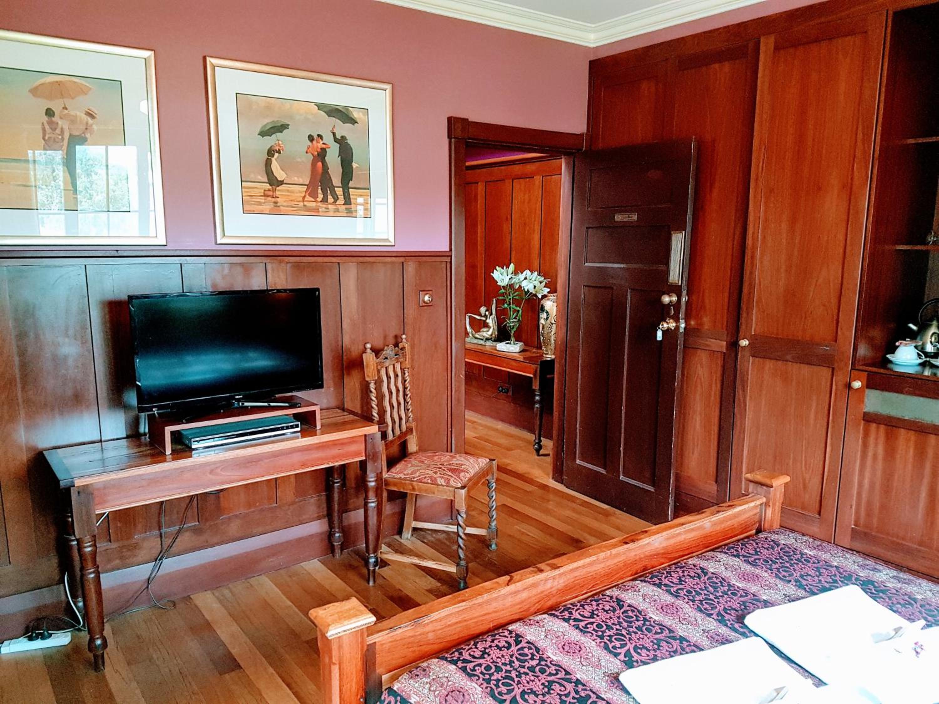 Queen Room with Spa Bath - Top Floor photo 1