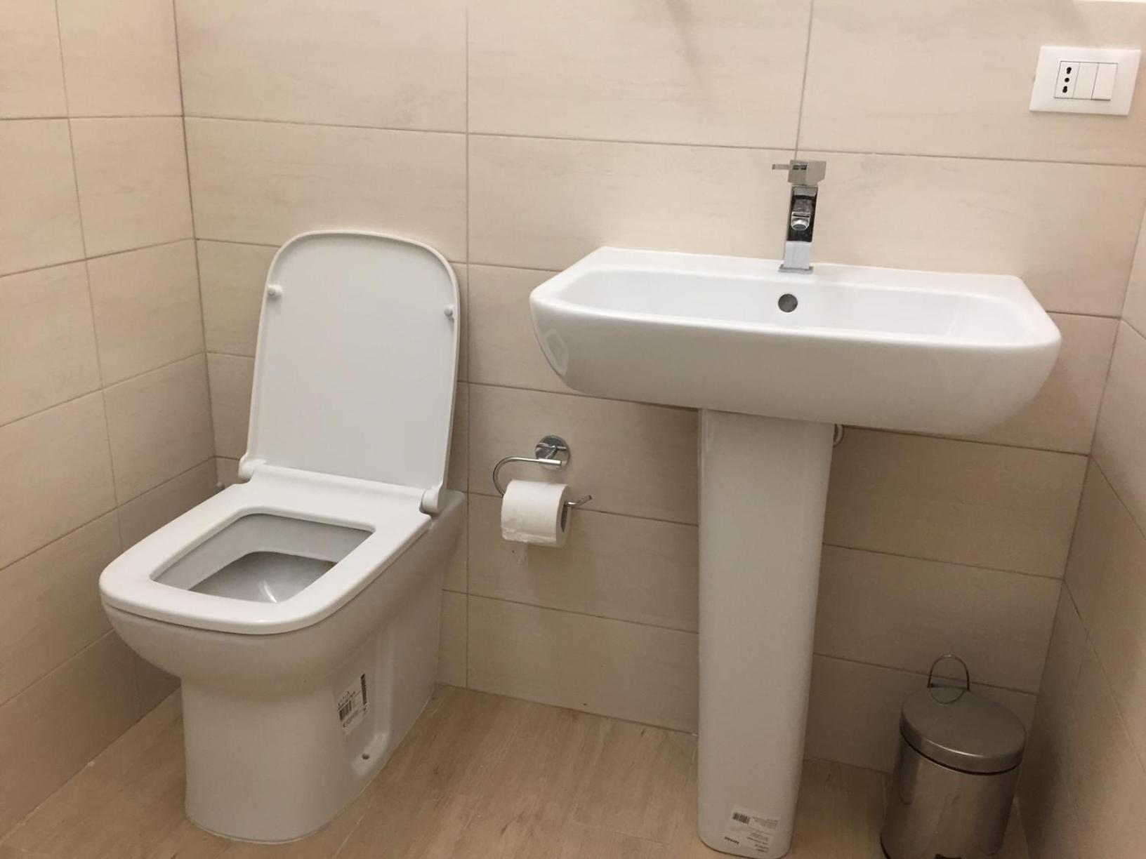 Double Room with Private External Bathroom - Photo 2