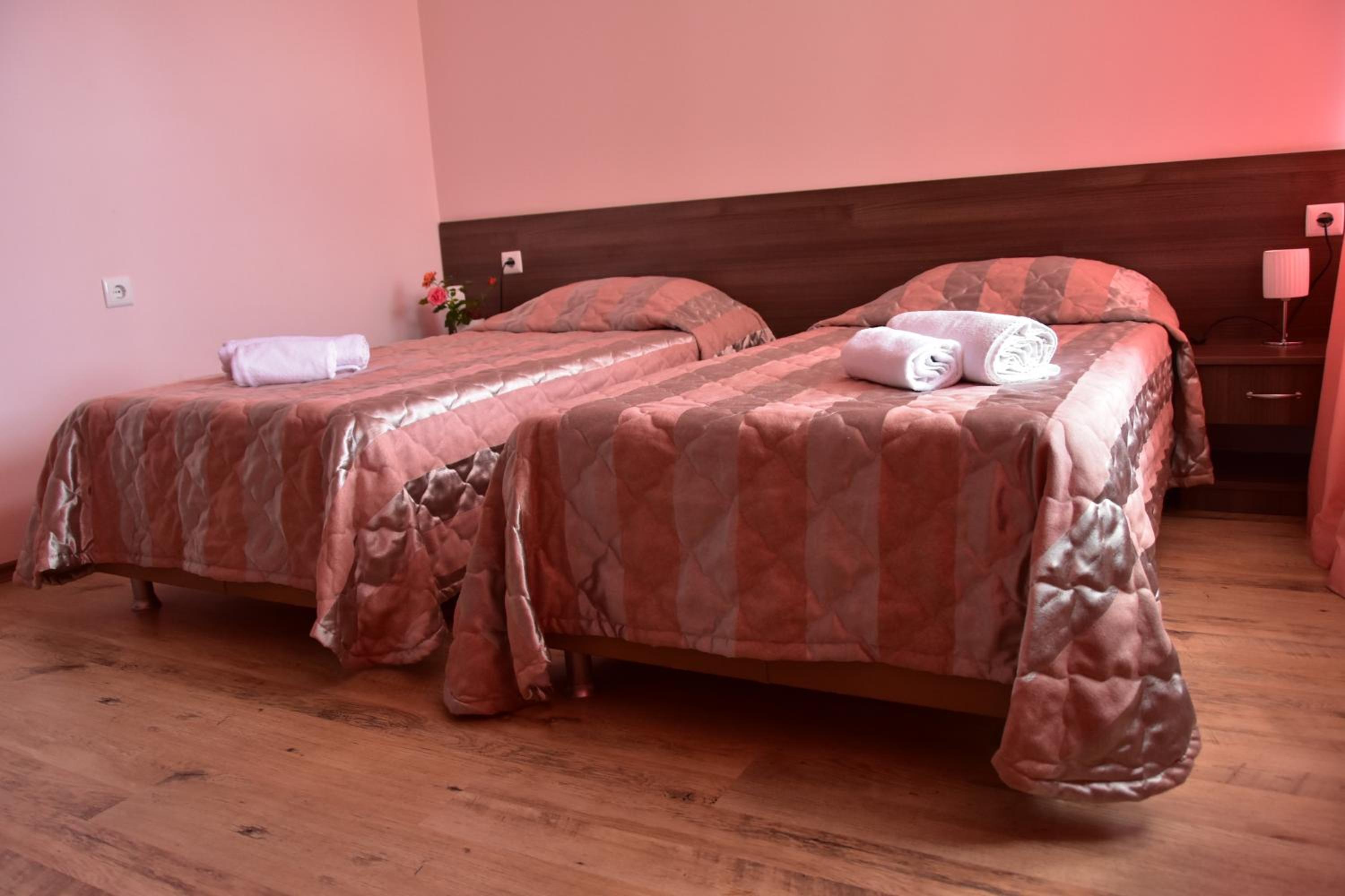 Large Double Room - Photo 2
