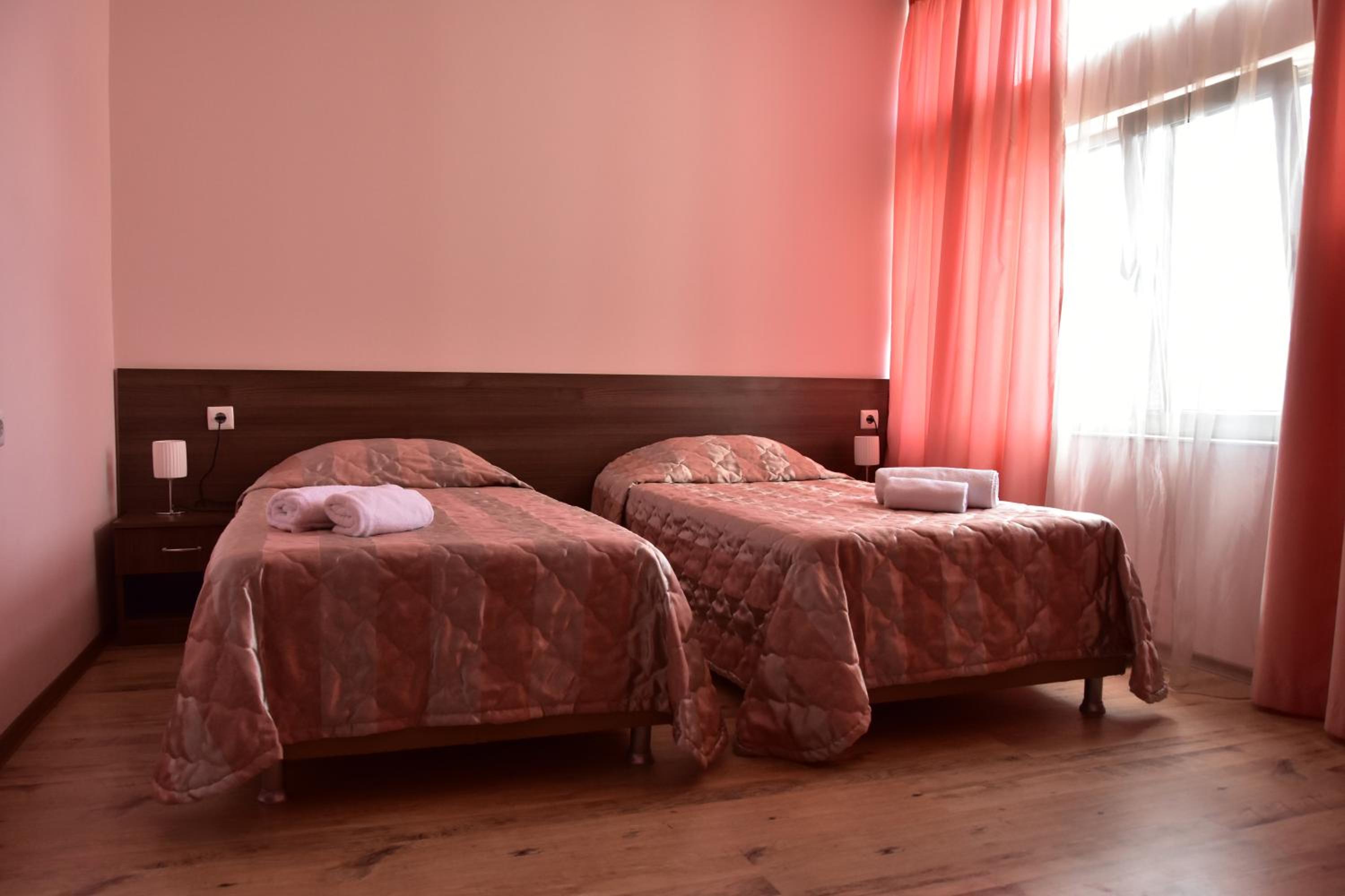 Large Double Room - Photo 5