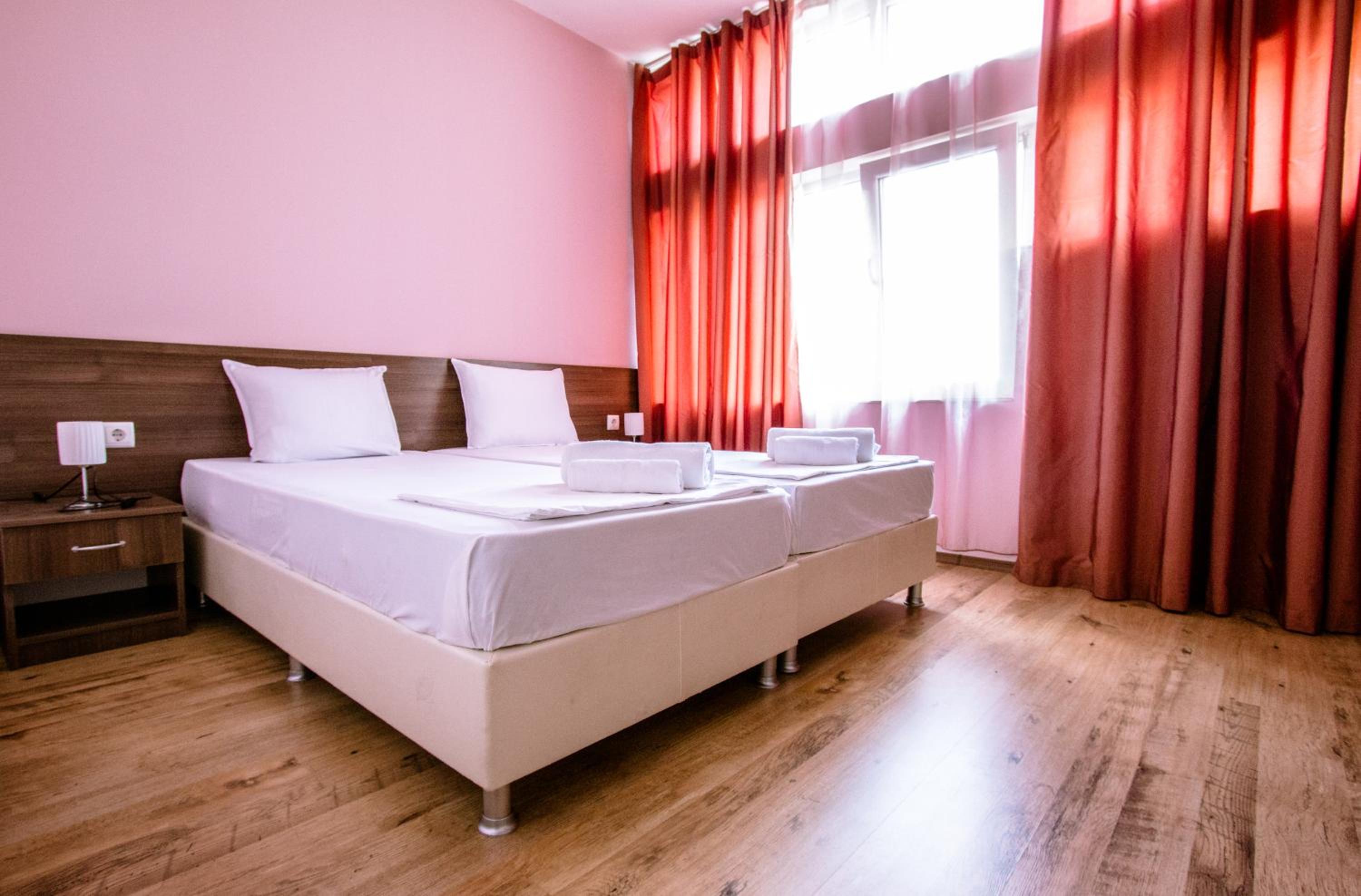 Large Double Room - Photo 1