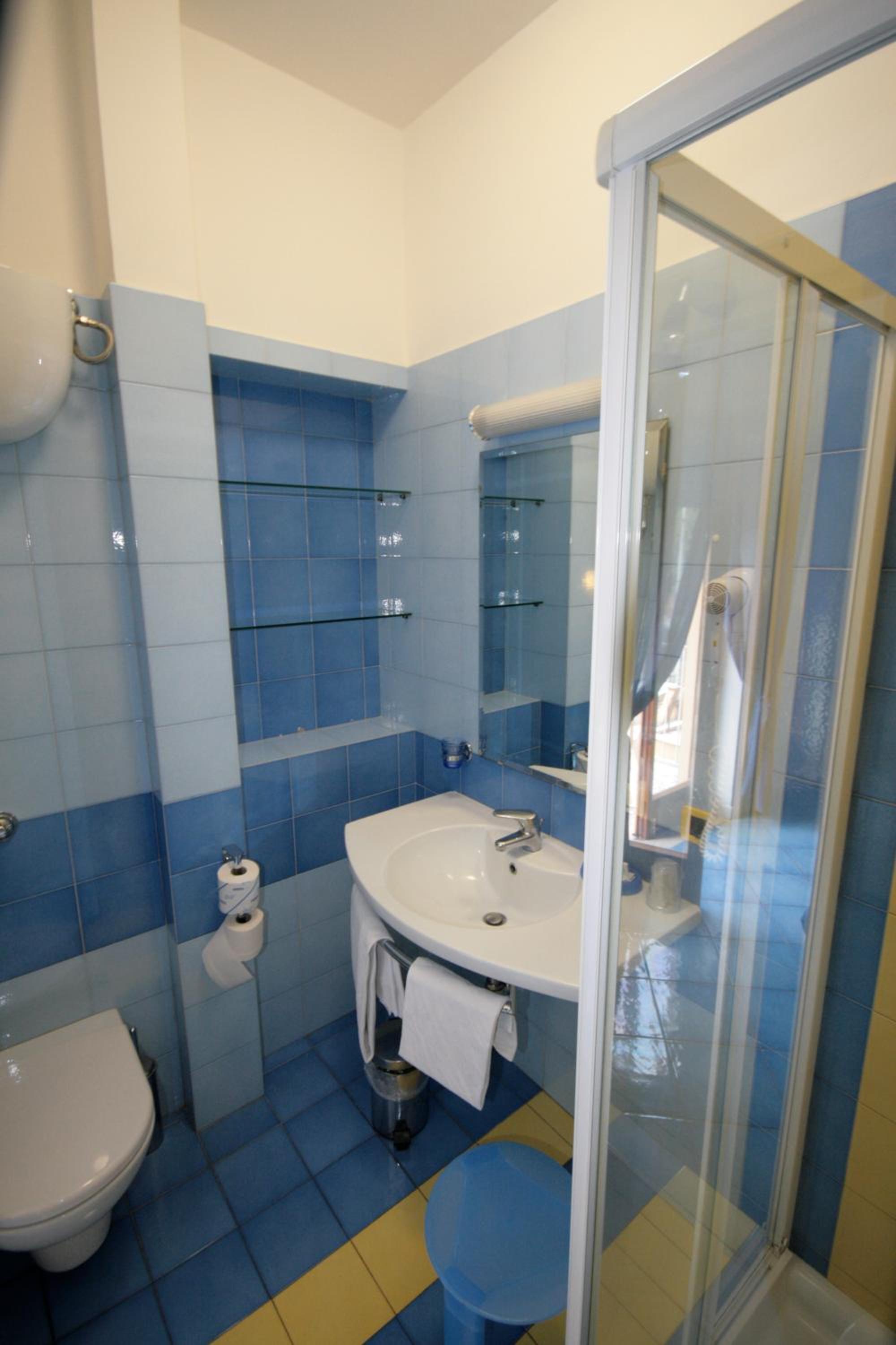 Twin Room with Balcony - Photo 4