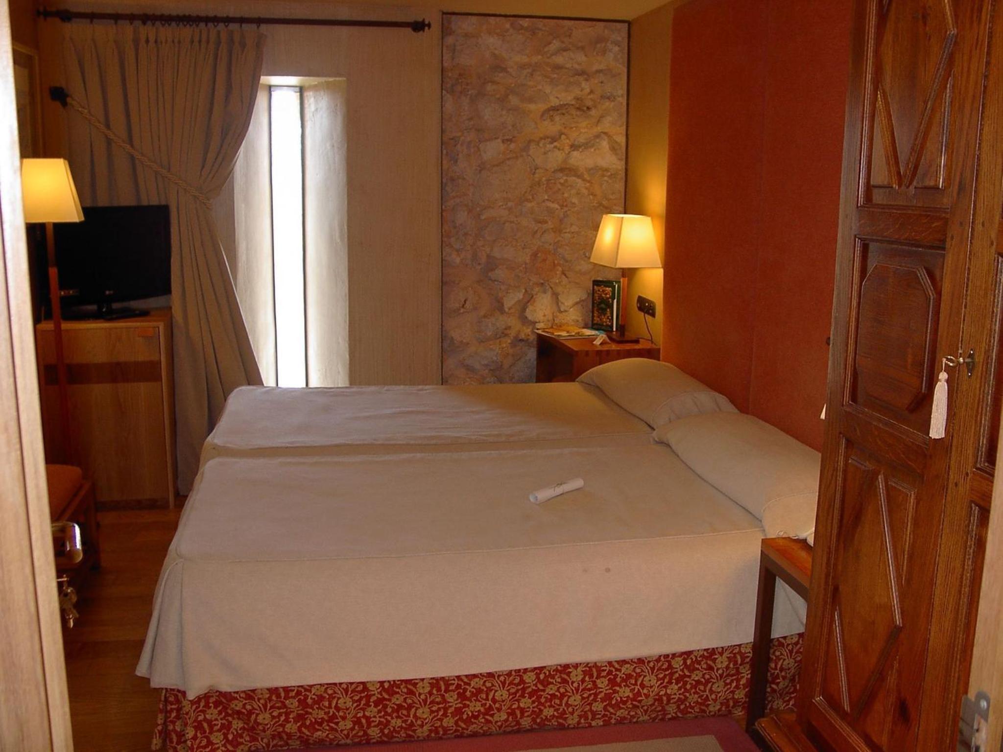 Standard Double Room - Photo 8