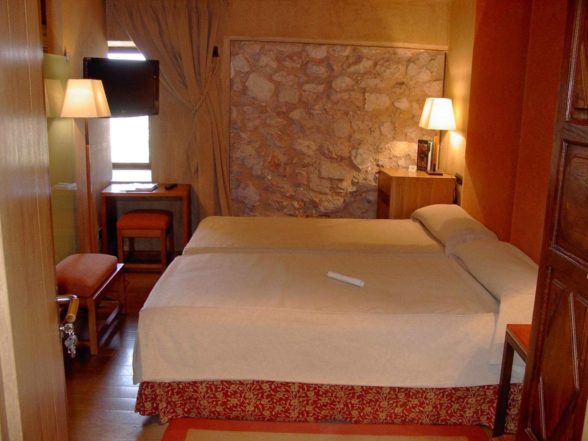 Standard Double Room - Photo 7