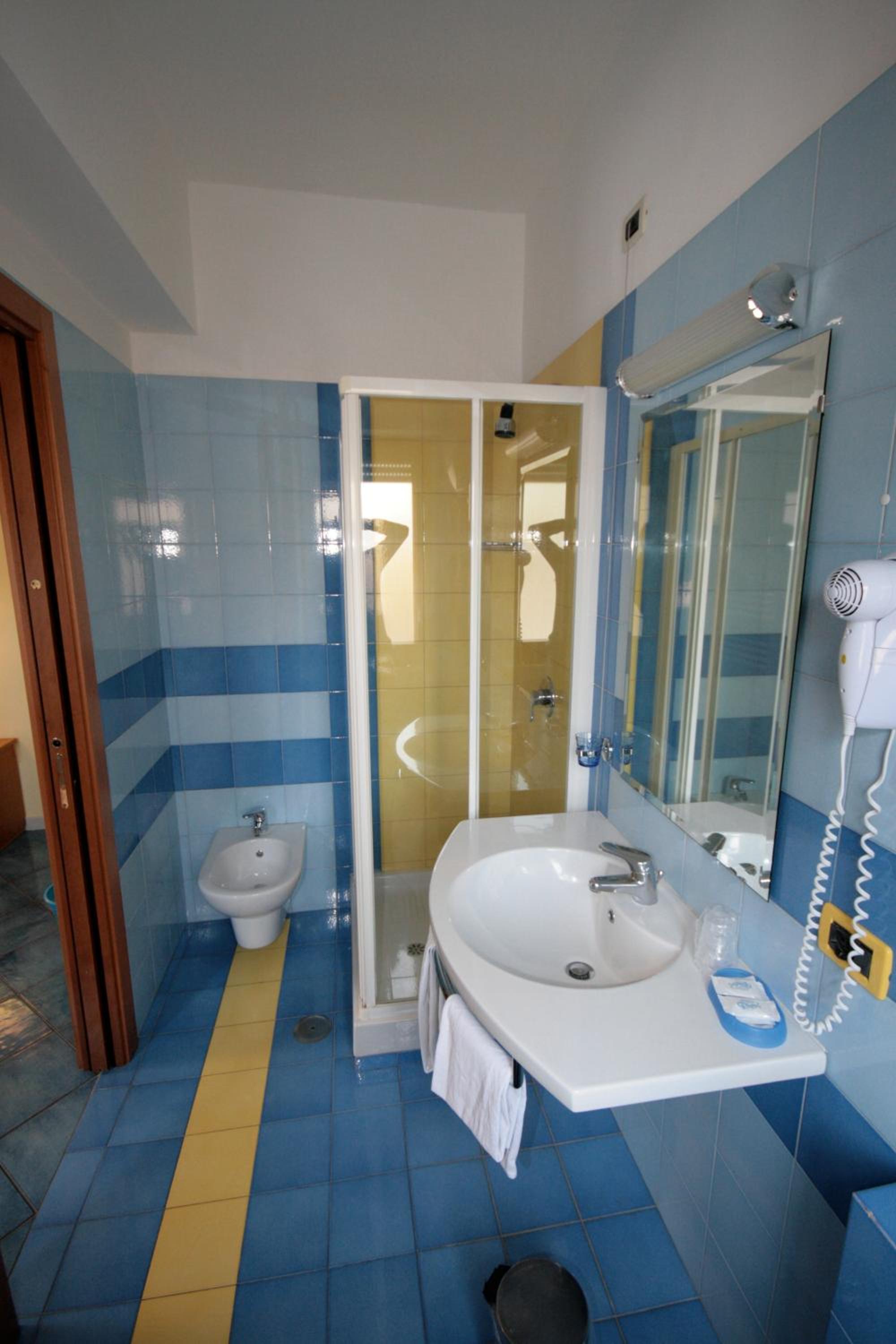 Triple Room with Balcony - Photo 2