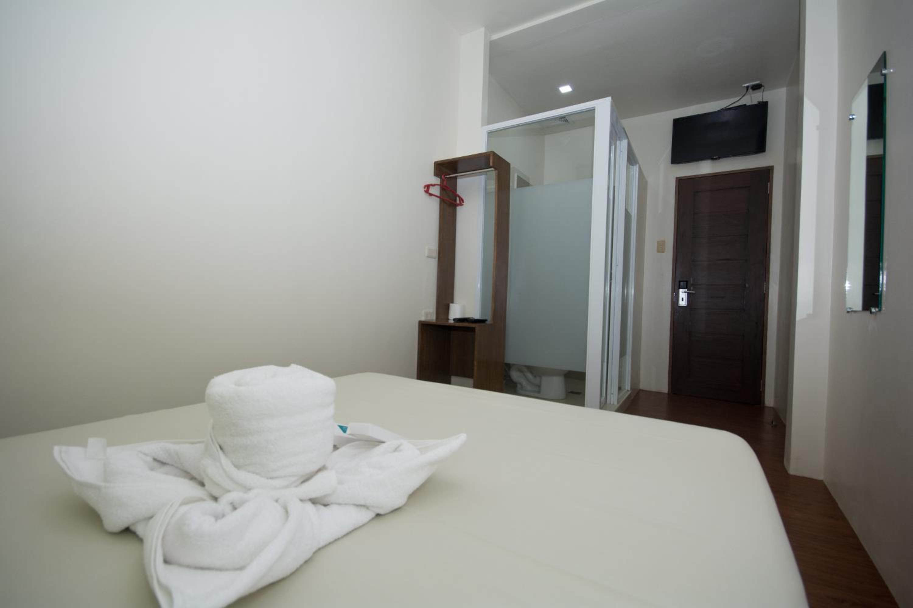  Standard Double Bedroom with Hot Shower - Photo 5