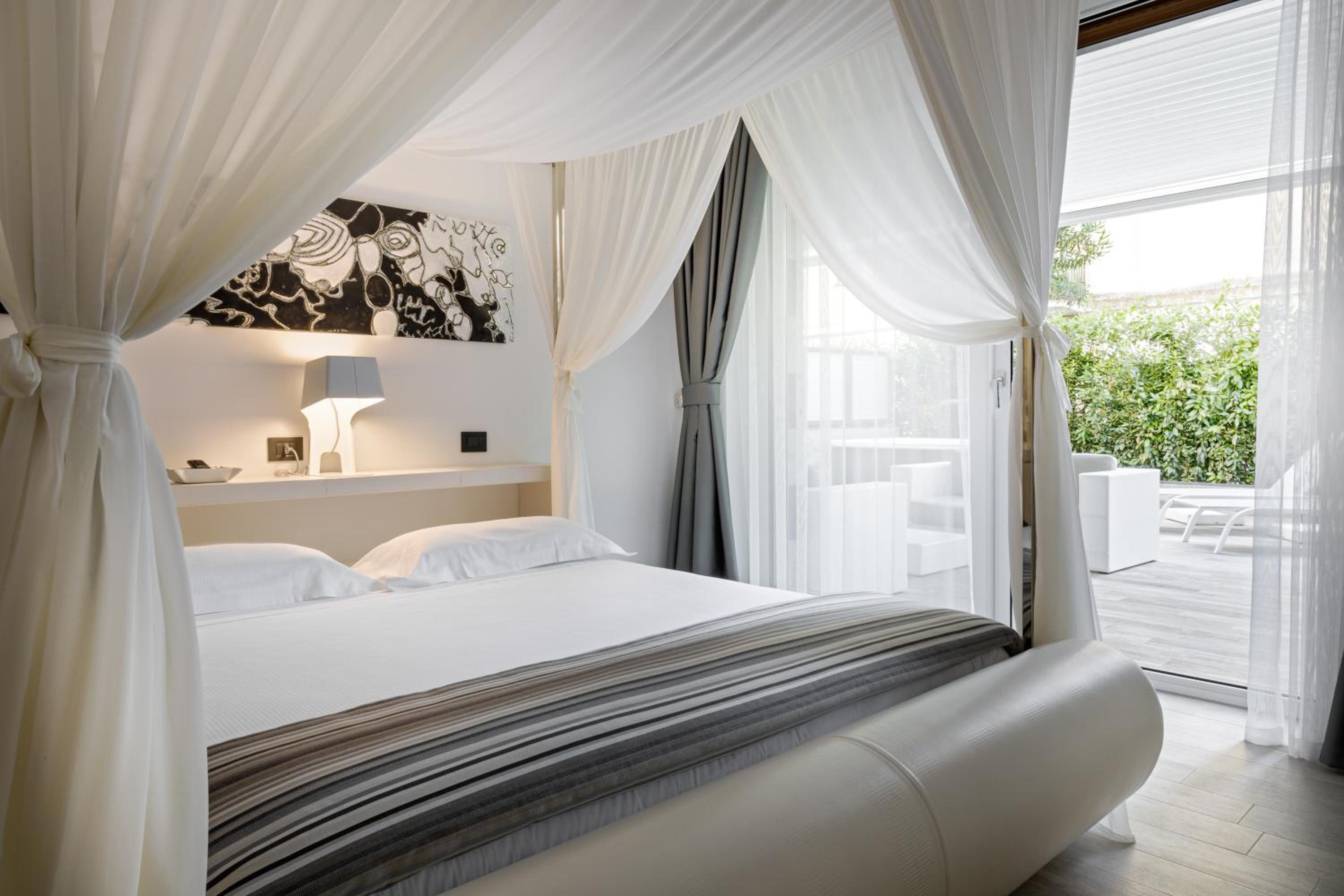 Luxury Suite with Jacuzzi with Spa Access - Separate Building - Photo 1