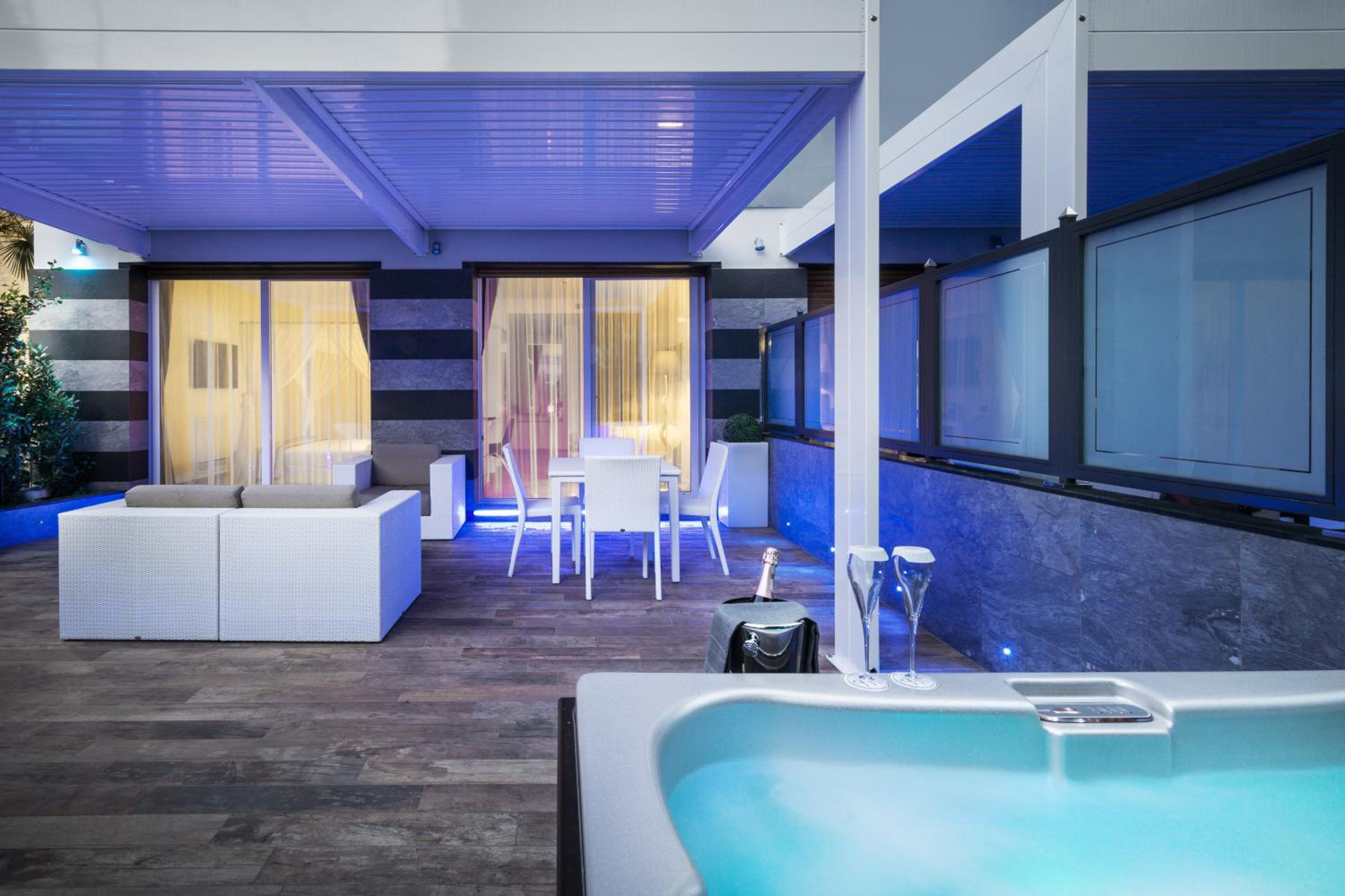 Luxury Suite with Jacuzzi with Spa Access - Separate Building - Photo 6