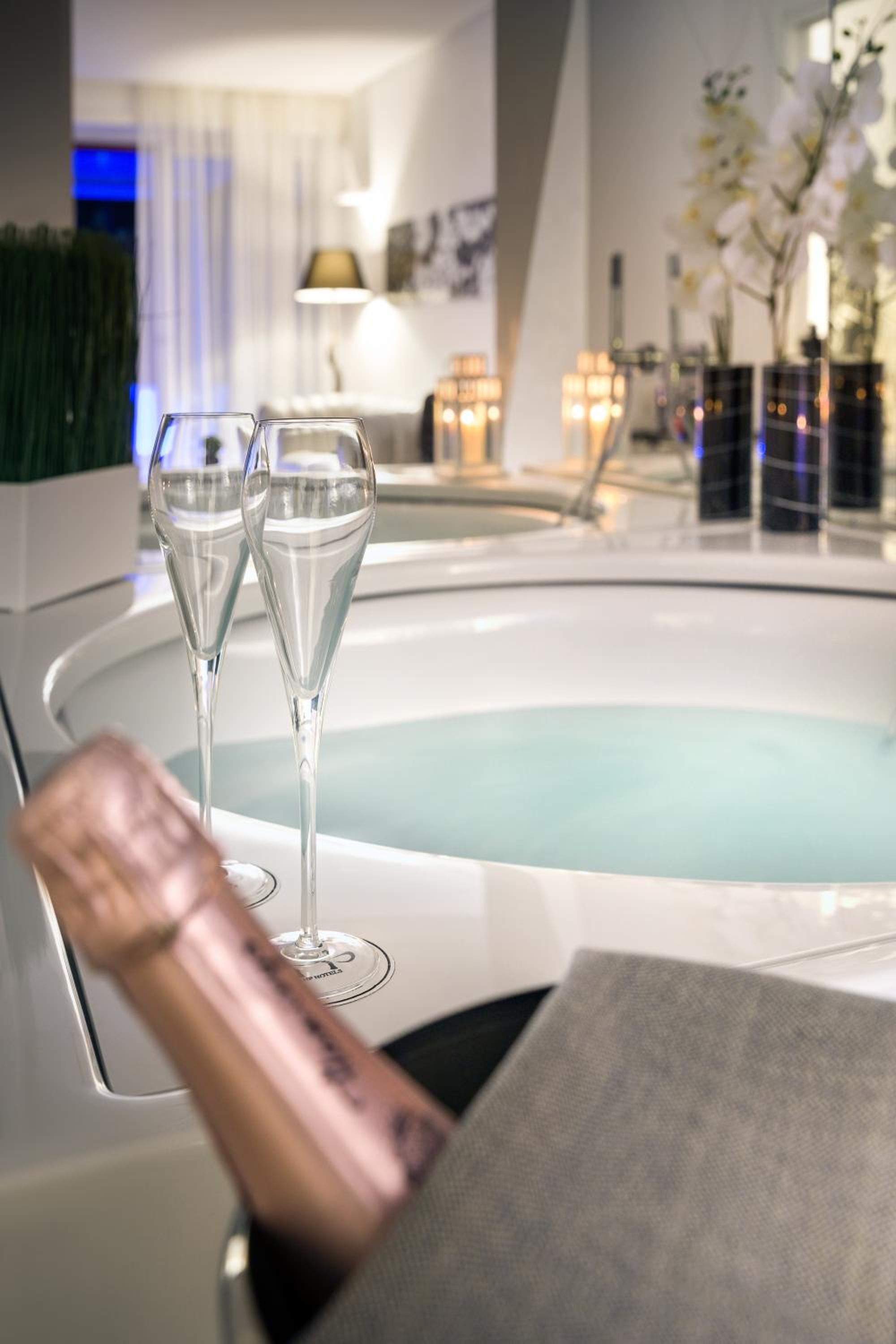 Luxury Suite with Jacuzzi with Spa Access - Separate Building - Photo 2