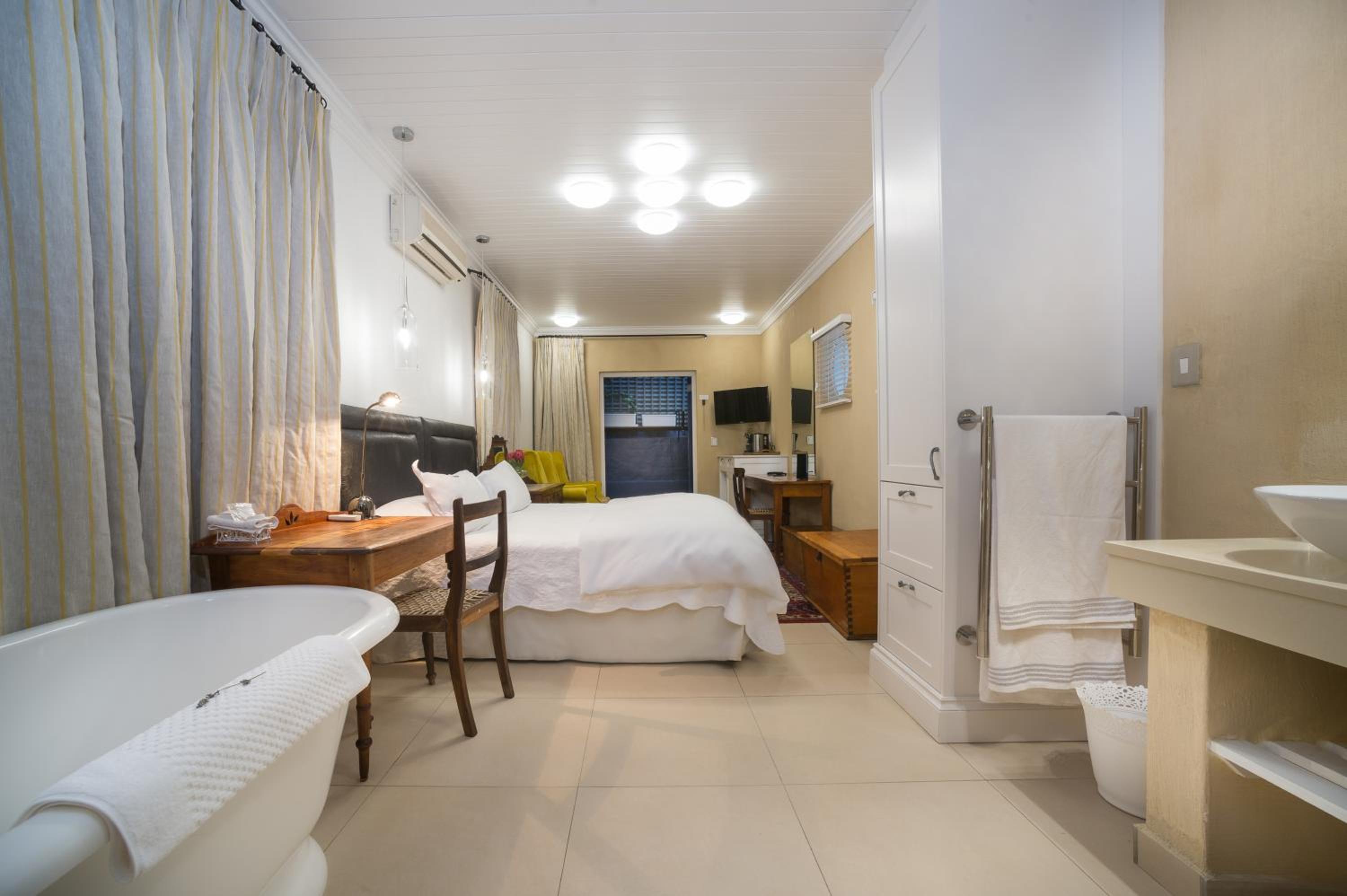 Double Room - Photo 6