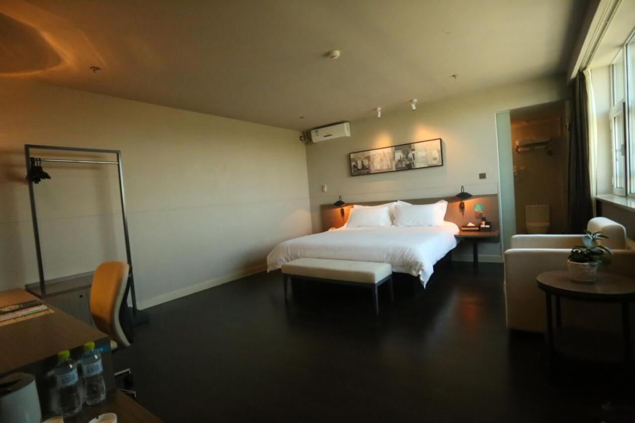 Business Suite A photo 1