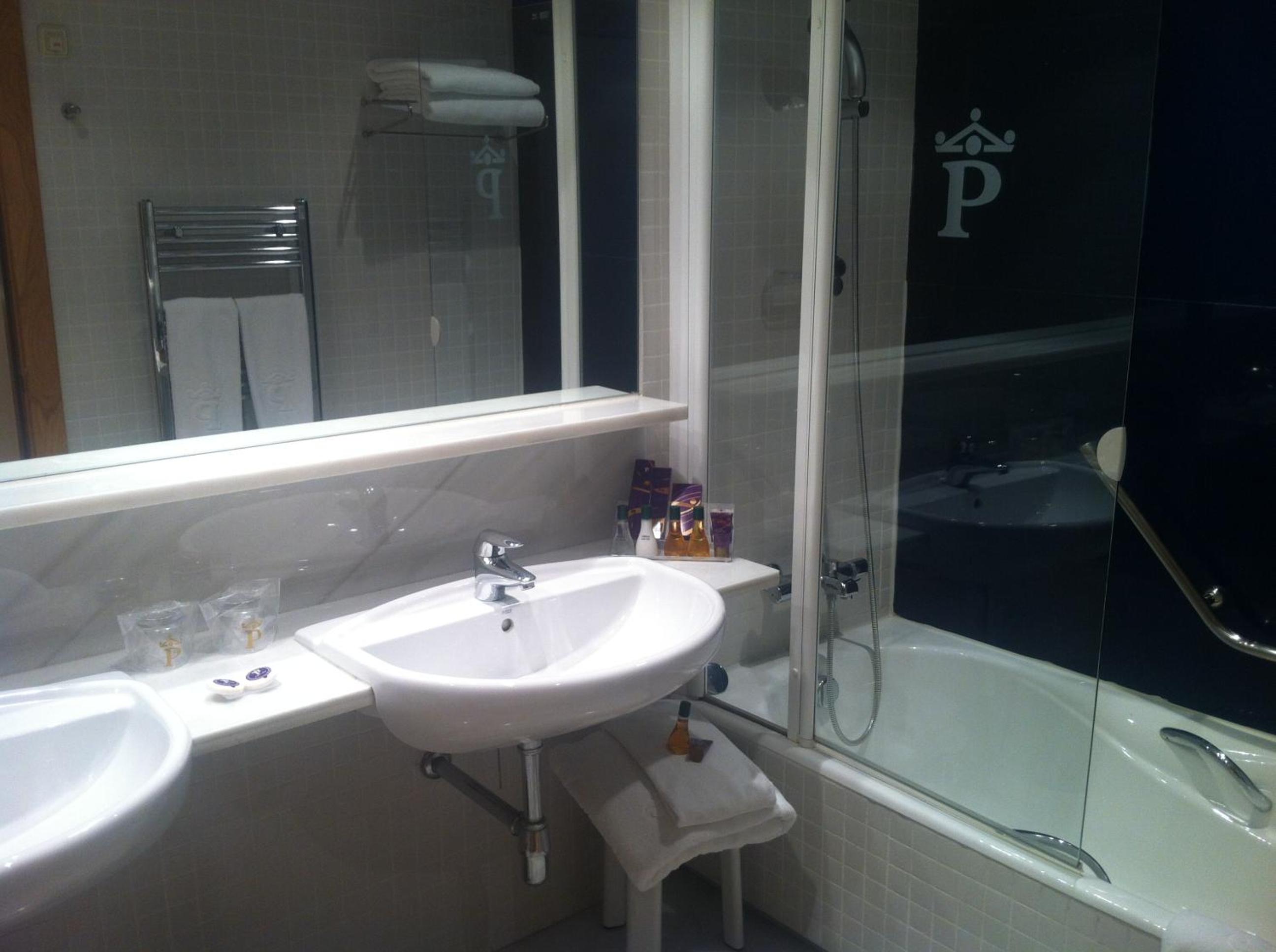Standard Double Room (2 Adults + 1 Child) - Photo 5