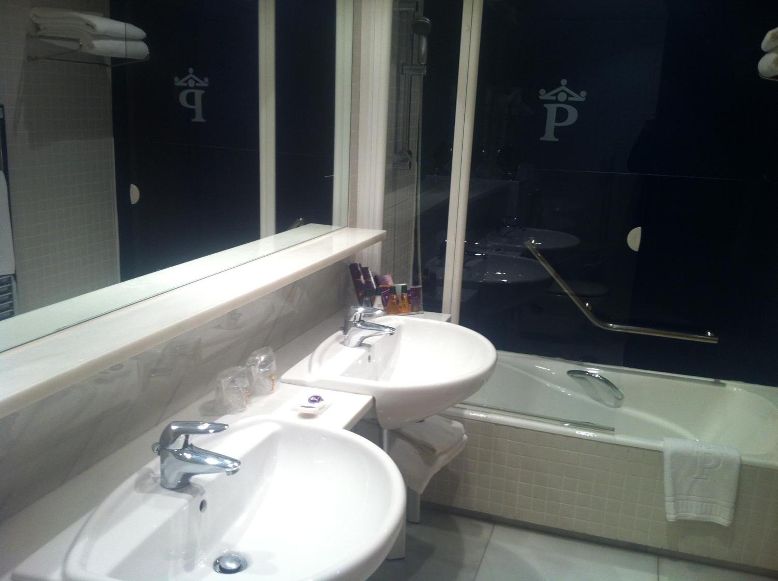 Standard Double Room (2 Adults + 1 Child) - Photo 10