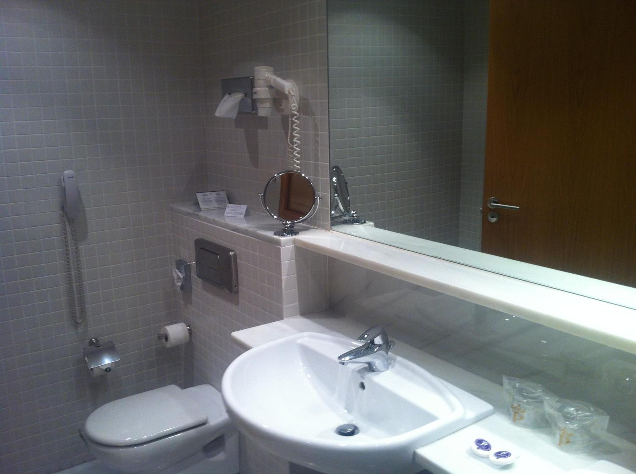 Standard Double Room (2 Adults + 1 Child) - Photo 4