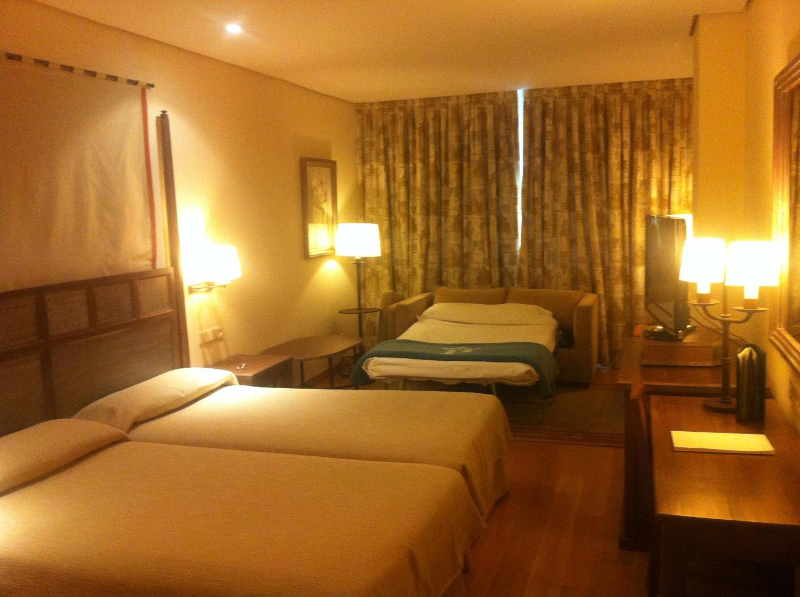 Standard Double Room (2 Adults + 1 Child) - Photo 9