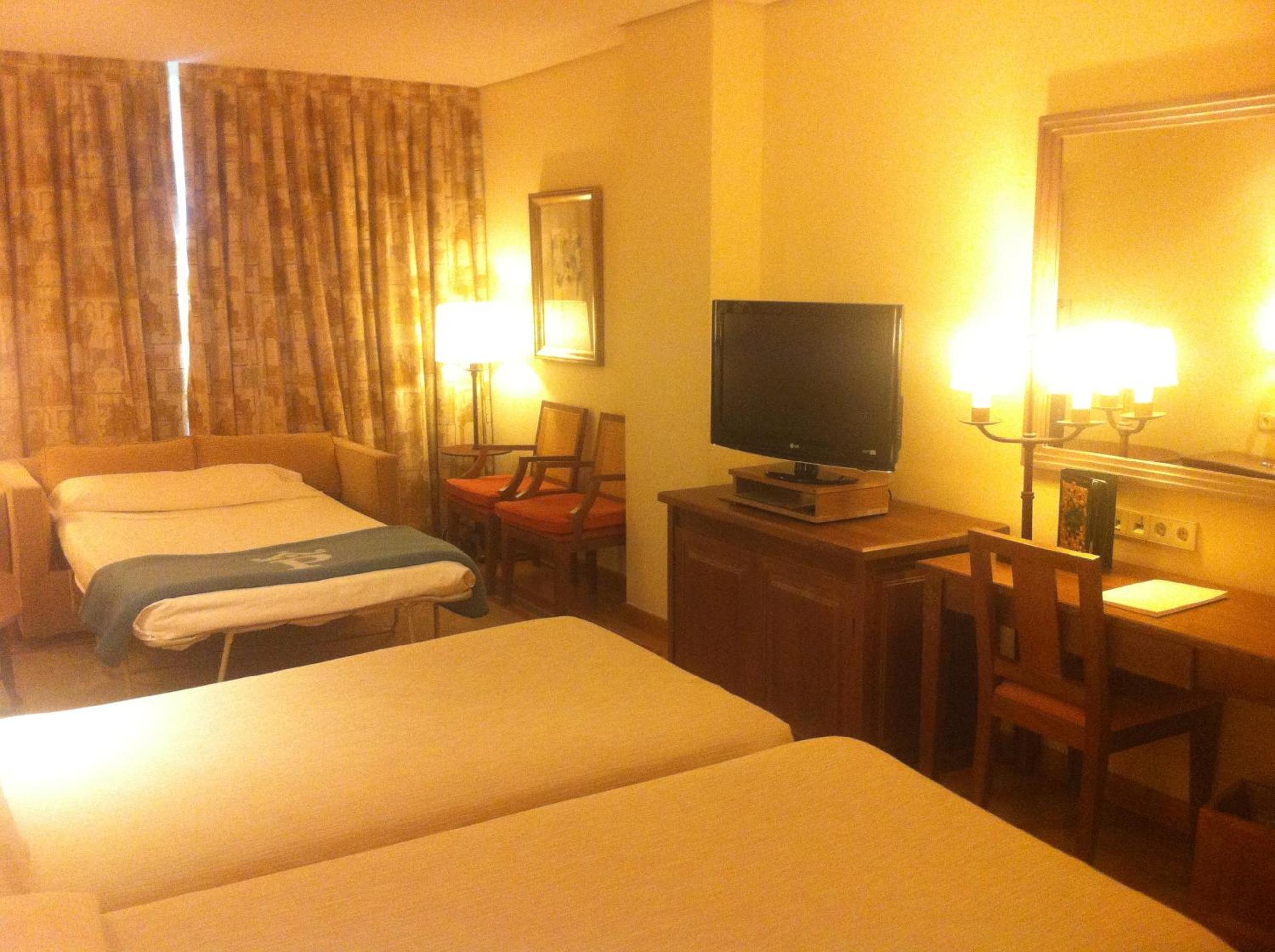 Standard Double Room (2 Adults + 1 Child) - Photo 8