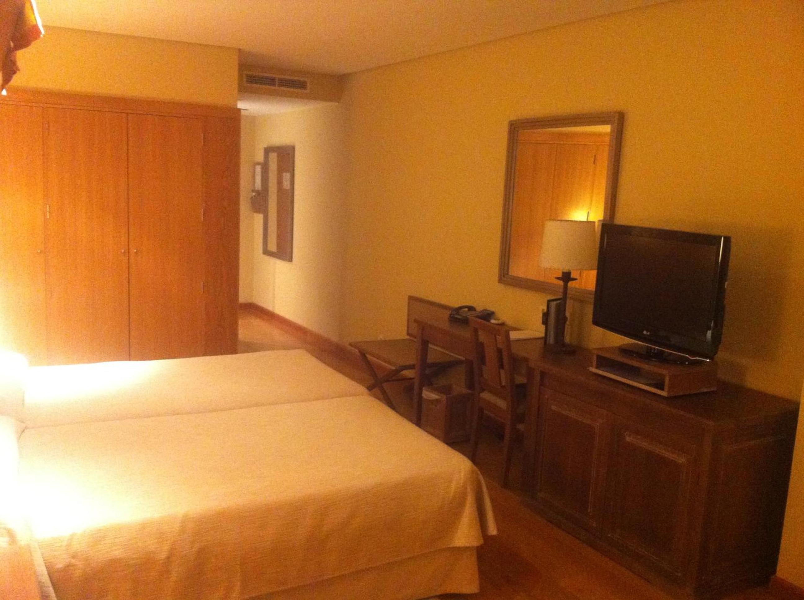Standard Double Room (2 Adults + 1 Child) - Photo 6