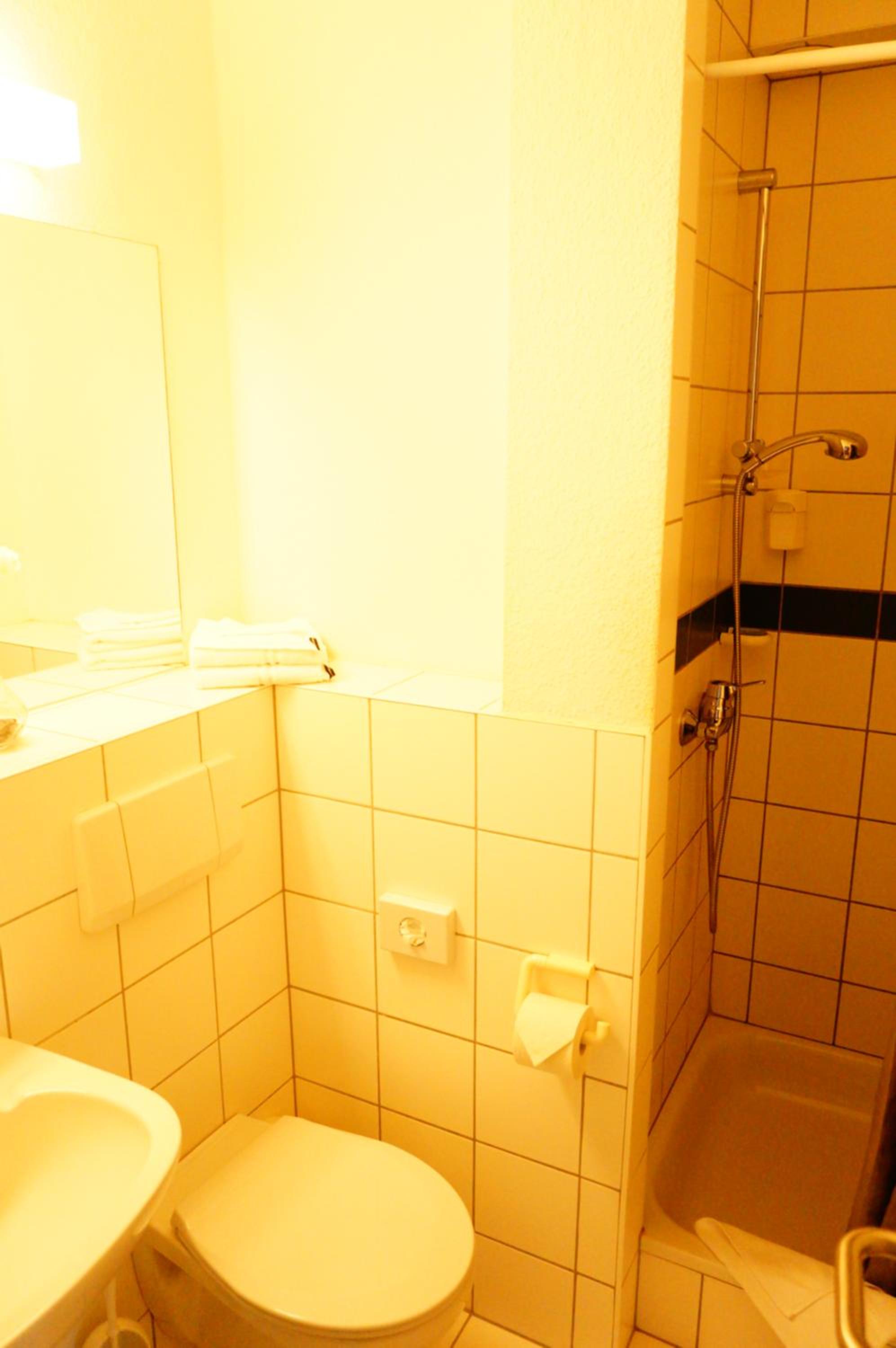 Standard Double Room - Photo 5