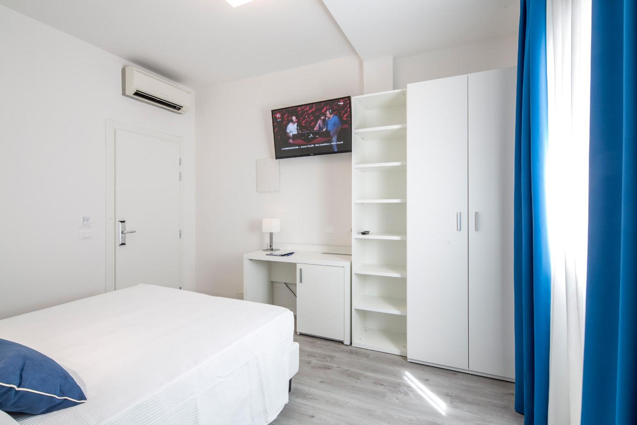 Double Room with Balcony - Photo 1